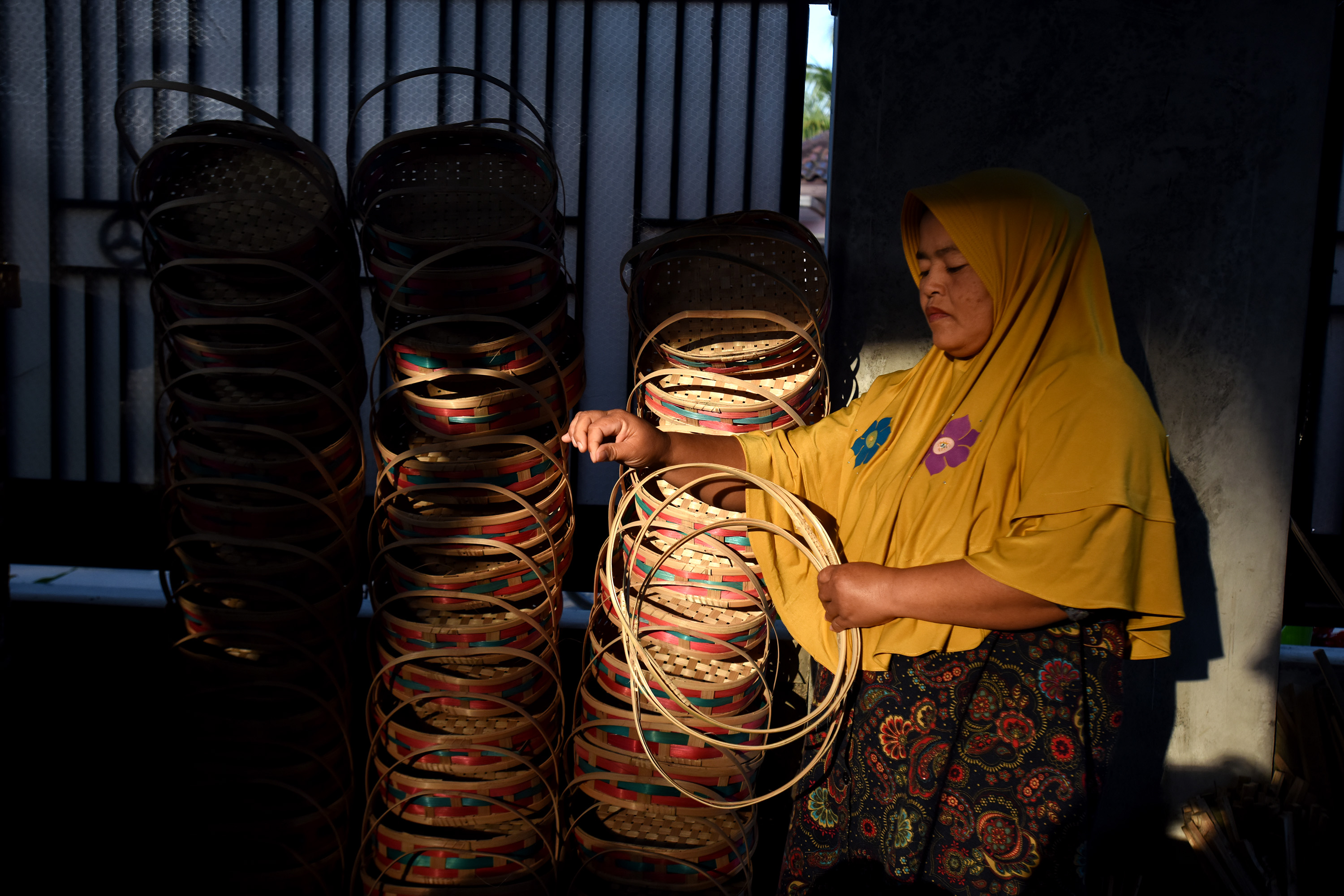  Seorang perempuan yang tergabung dalam paguyuban Dungus Tamiang mengecek produk kerajinan berbahan baku bambu di Singaparna, Jawa Barat.
