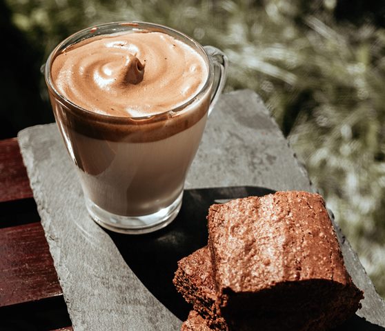 Dalgona Coffee punya cerita panjang sebelum akhirnya dibuat dari kopi. (Foto: Claudiu Hegedus/Unsplash.com)