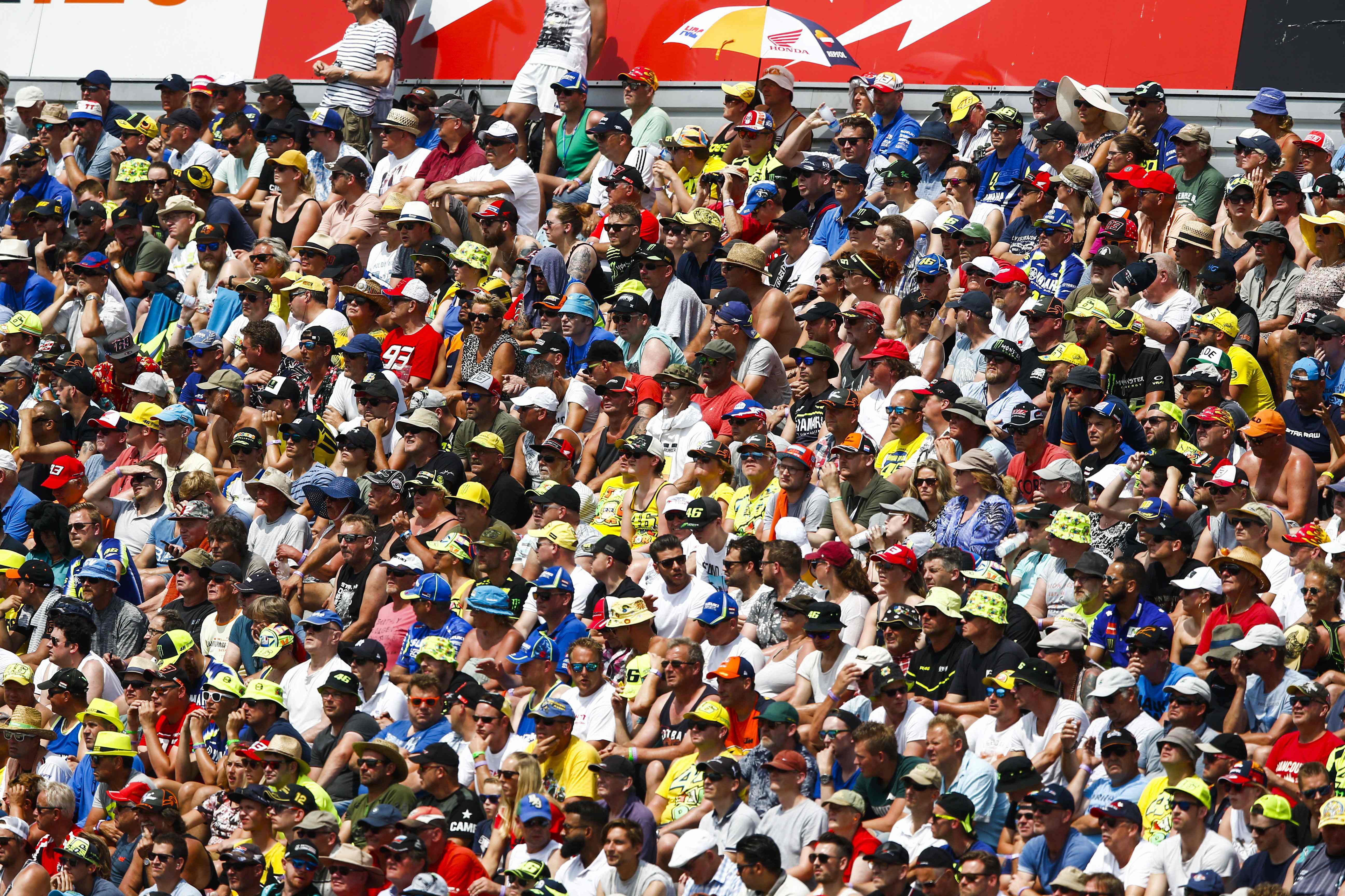  Para pendukung bersorak saat Balap MotoGP Grand Prix Sepeda Motor Assen di sirkuit TT di Assen, Belanda, pada 30 Juni 2019