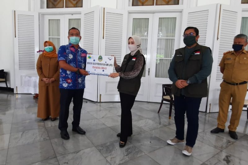 PT Asuransi Bangun Askrida memberikan bantuan berupa alat pelindung diri (APD) untuk tenaga medis di Provinsi Jawa Barat (Jabar)