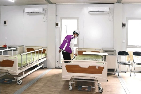 Presiden Joko Widodo melihat fasilitas rumah sakit darurat di Pulau Galang, Kepulauan Riau, Rabu (1/4)