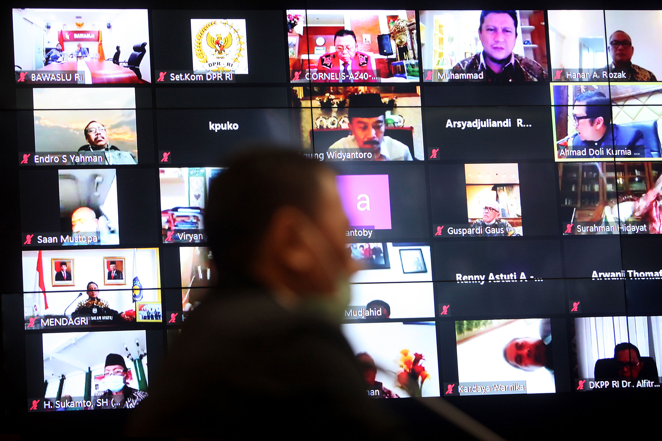Suasana rapat kerja secara virtual dengan Komisi II DPR di Gedung Nusantara DPR, tentanh penundaan Pilkada 2020 menjadi 9 Desember 2020.