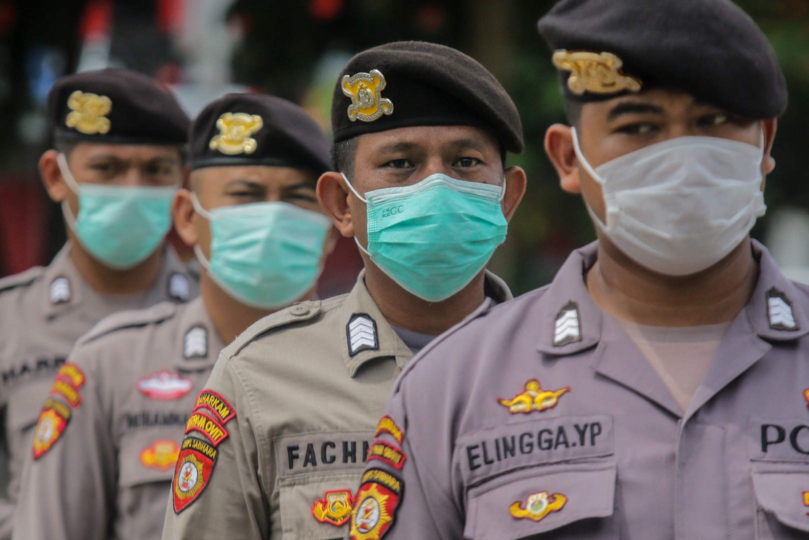 Anggota Polri mengenakan masker saat bertugas di Kota Pangkalpinang, Kepulauan Bangka Belitung, Selasa (31/3).
