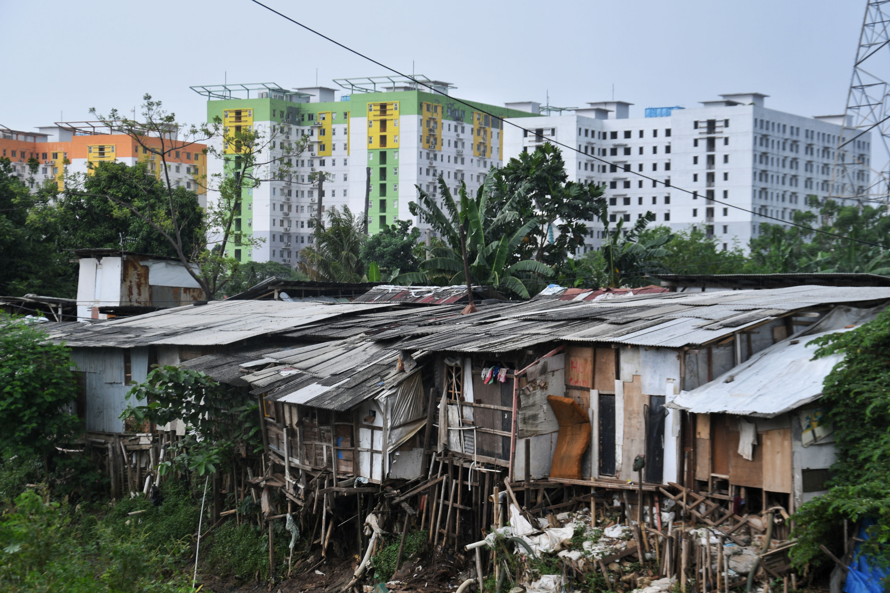 Sejumlah hunian liar yang berlokasi di bantaran Kali Buaran, Jakarta.