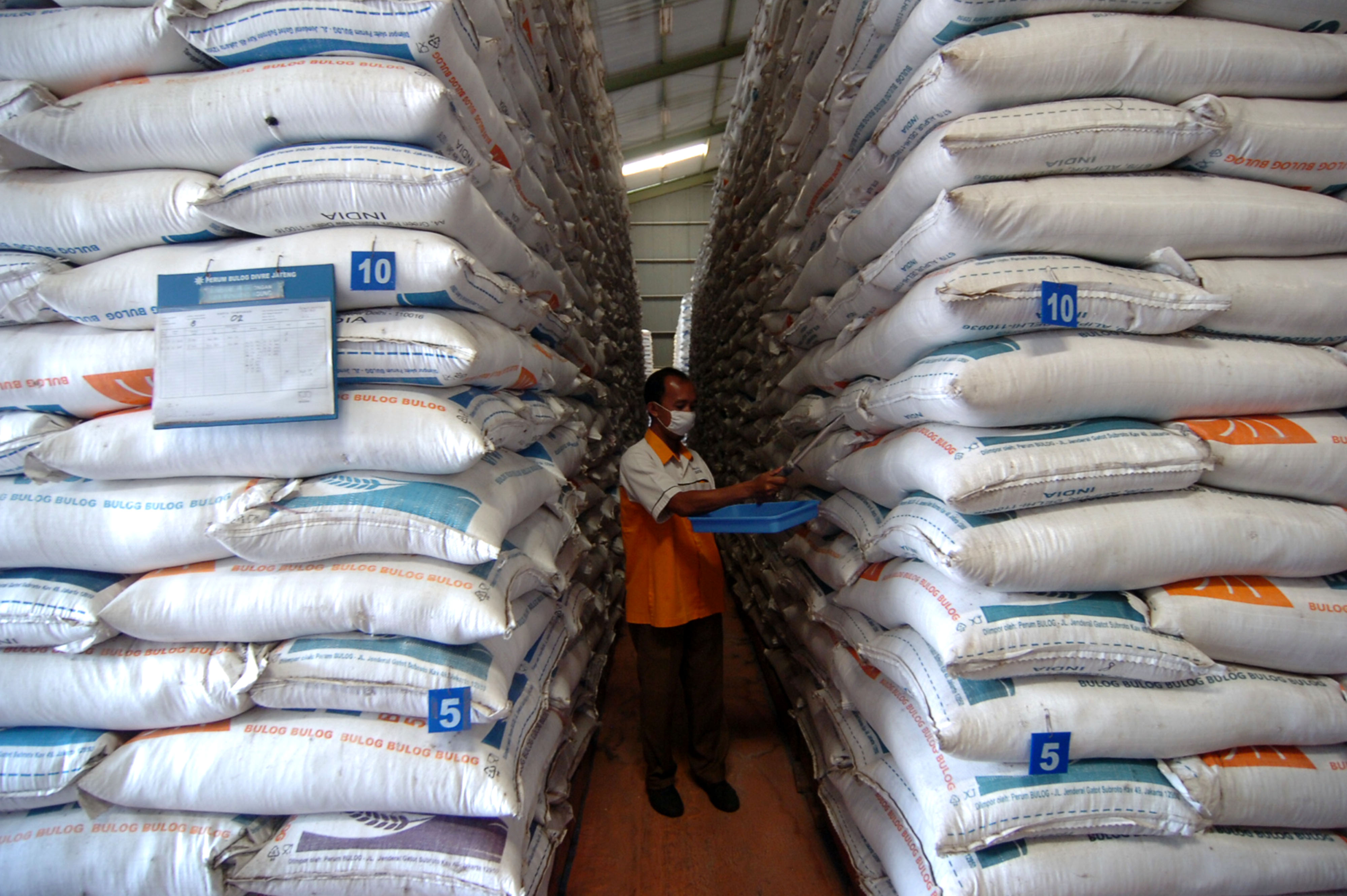 Stok beras di gudang PT> Bulog di Jawa Tengah