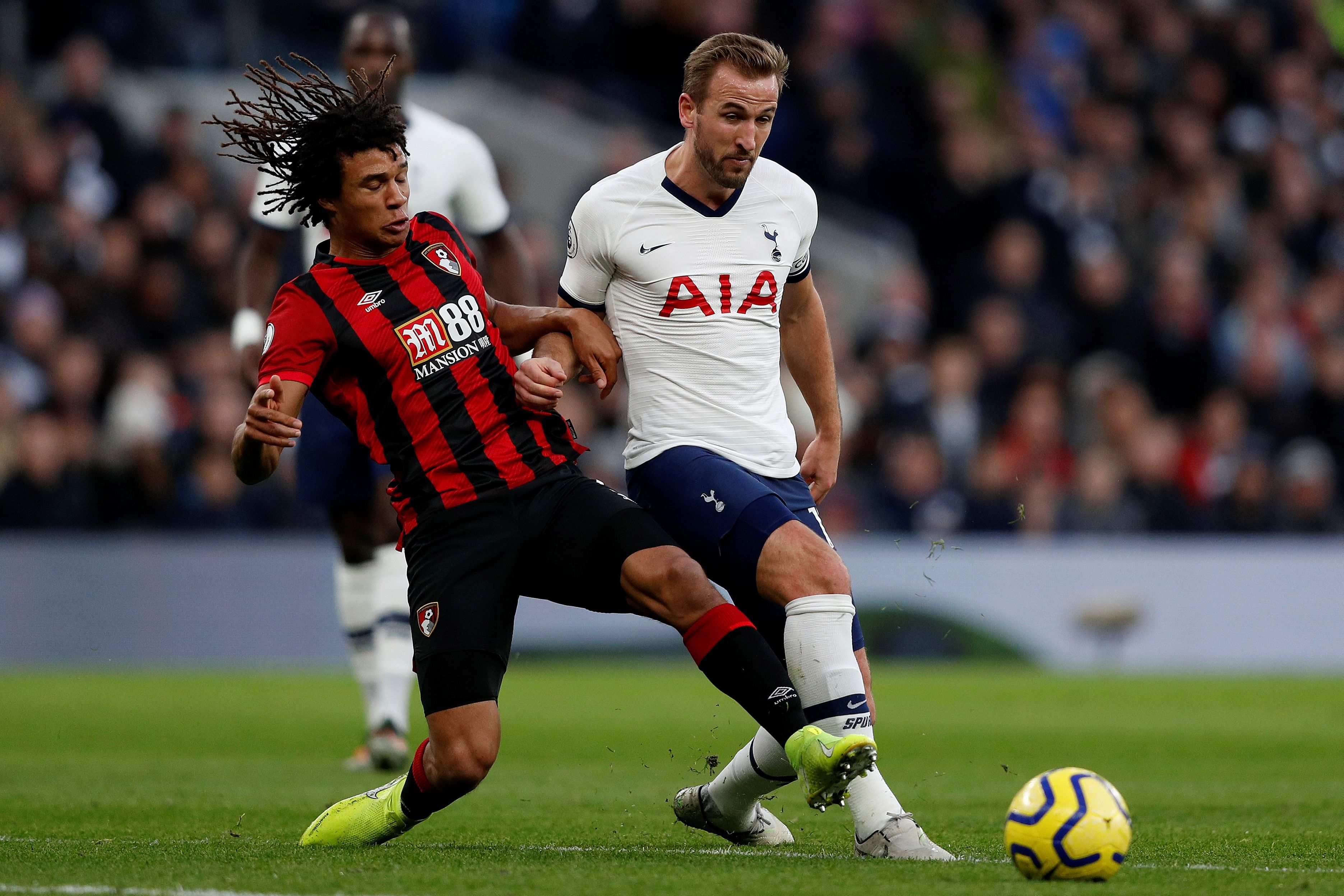 Nathan Ake (kiri)  berusaha mengambil bola dari Harry Kane (kanan)  di Tottenham Hotspur Stadium, London (30/11/2019)