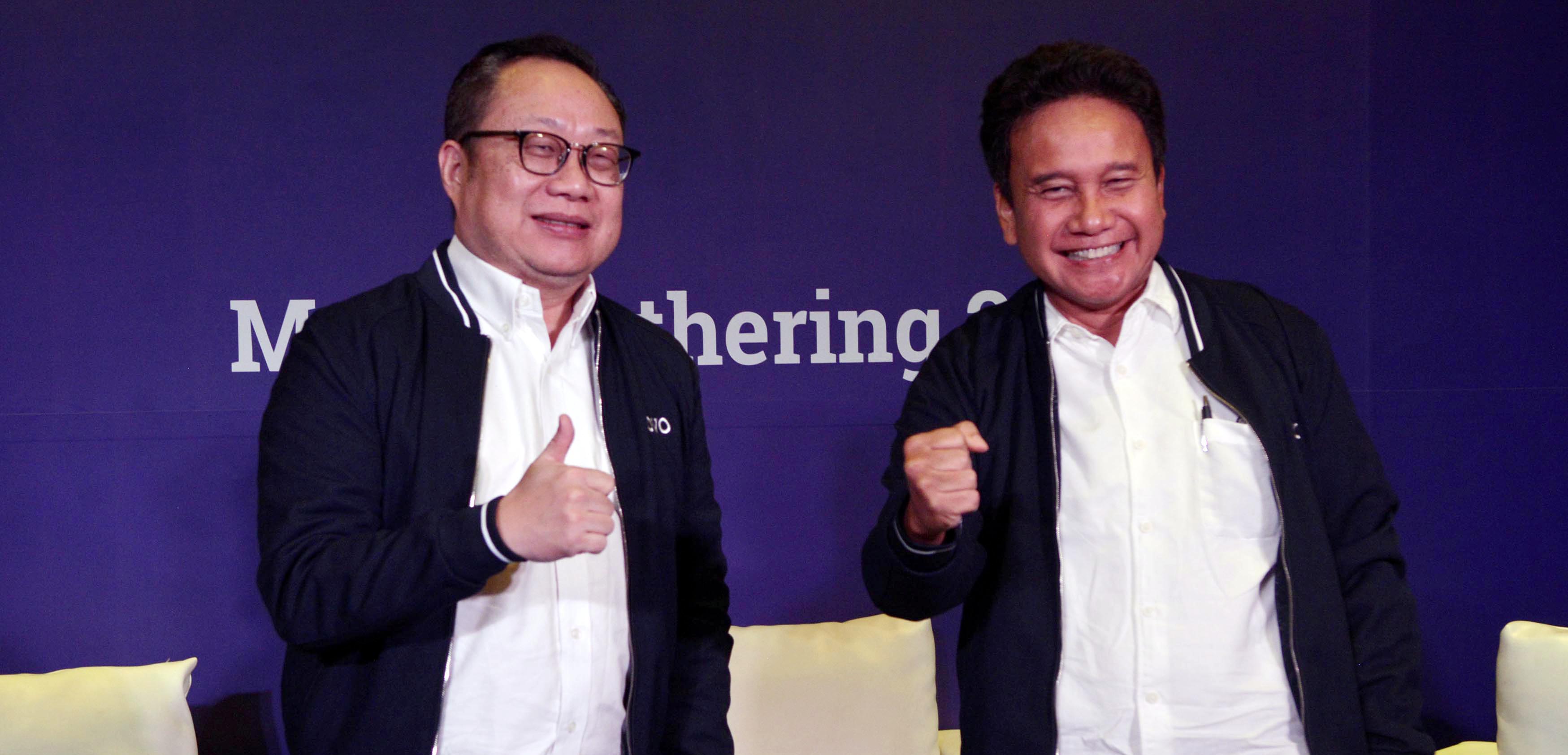 Presiden Direktur OVO Karaniya Dharmasaputra (kiri) berfoto bersama Mirza Adityaswara, President Komisaris OVO. 