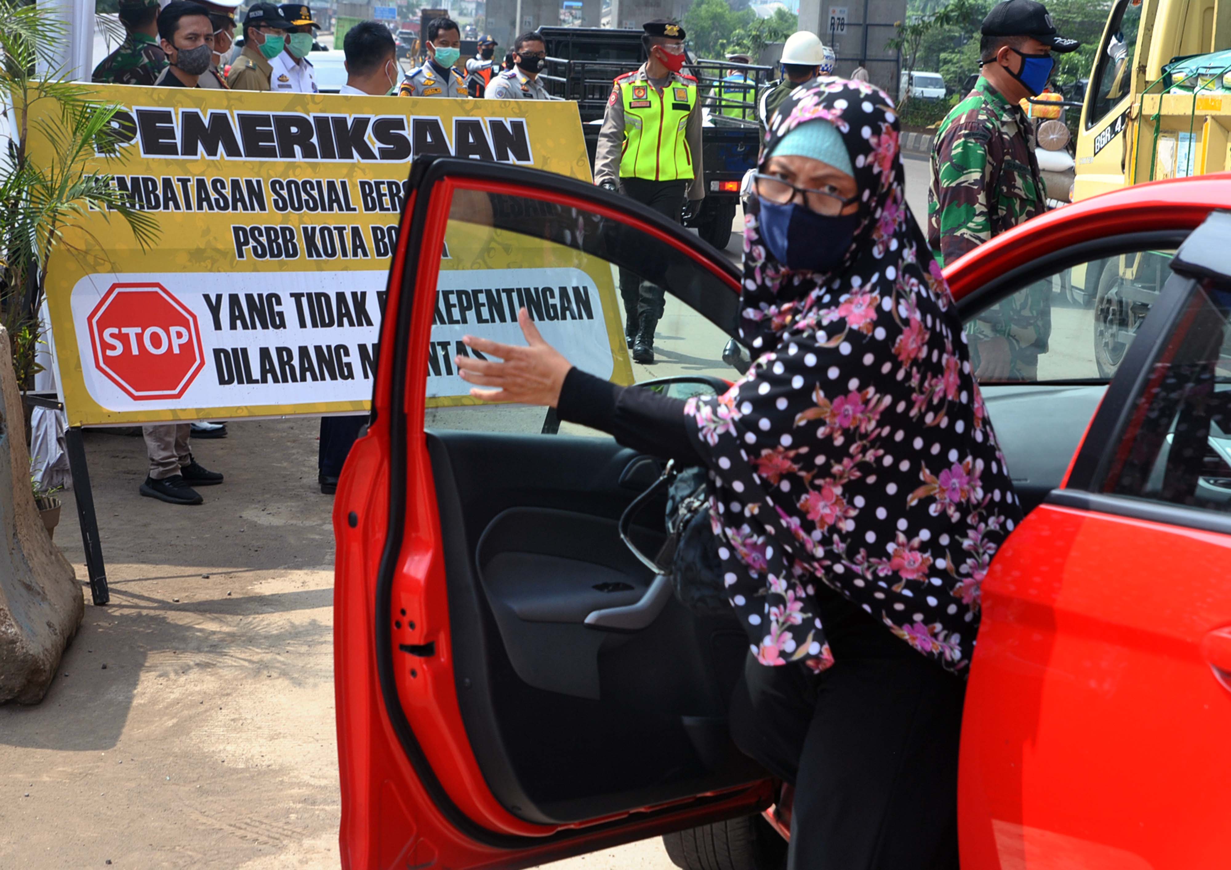 Warga turun dan pindah tempat duduk saat pemeriksaan kepatuhan PSBB di Jalan KH Sholeh Iskandar, Kota Bogor, Jawa Barat.