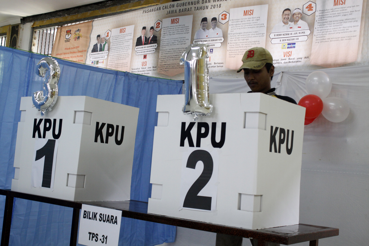 Ilustrasi warga yang menggunakan hak suara dalam pilkada.