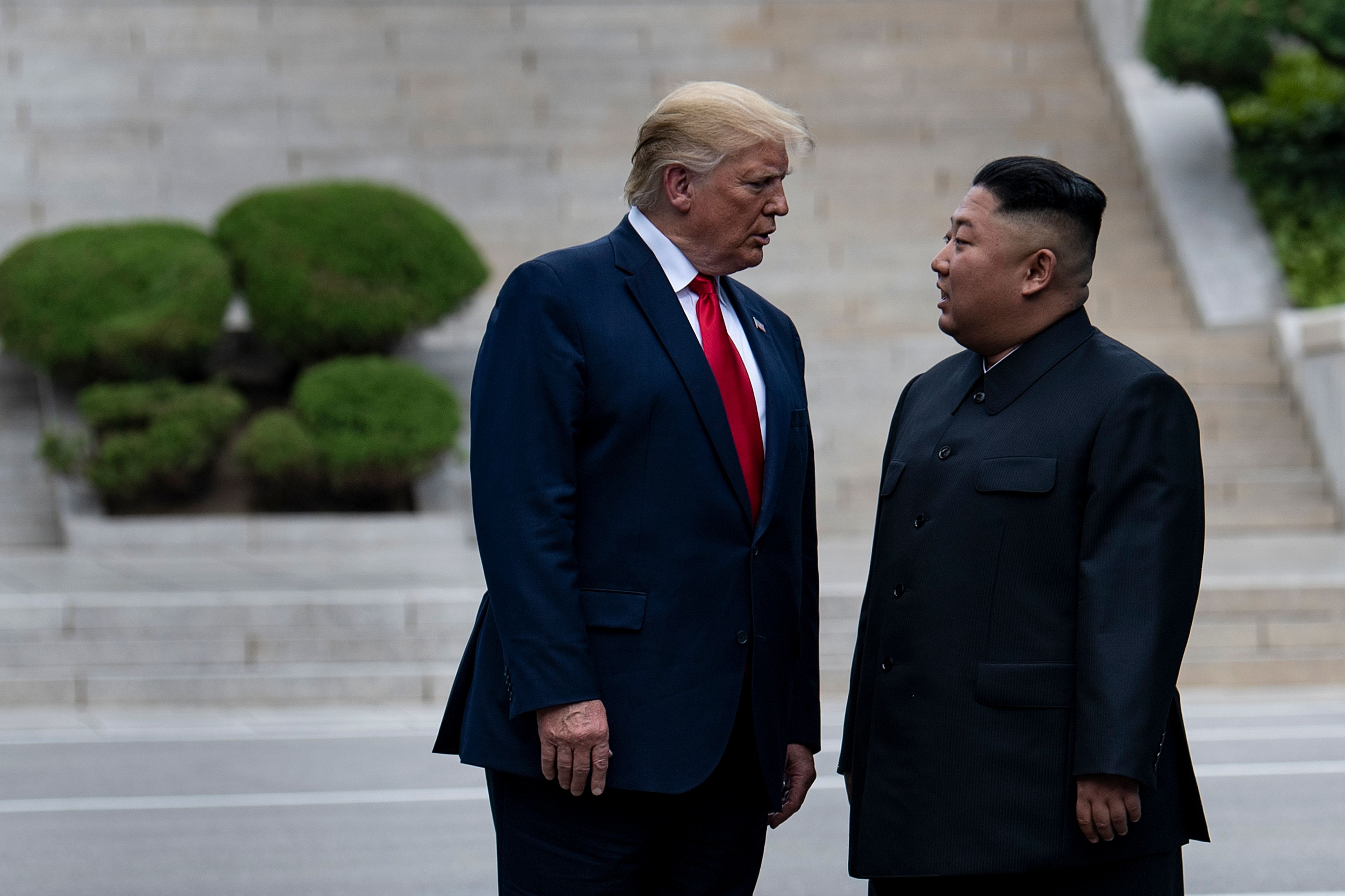 Presiden Amerika Serikat Donald Trump (kiri) dan Pemimpin Korea Utara Kim Jong Un, 30 Juni 2019 lalu.
