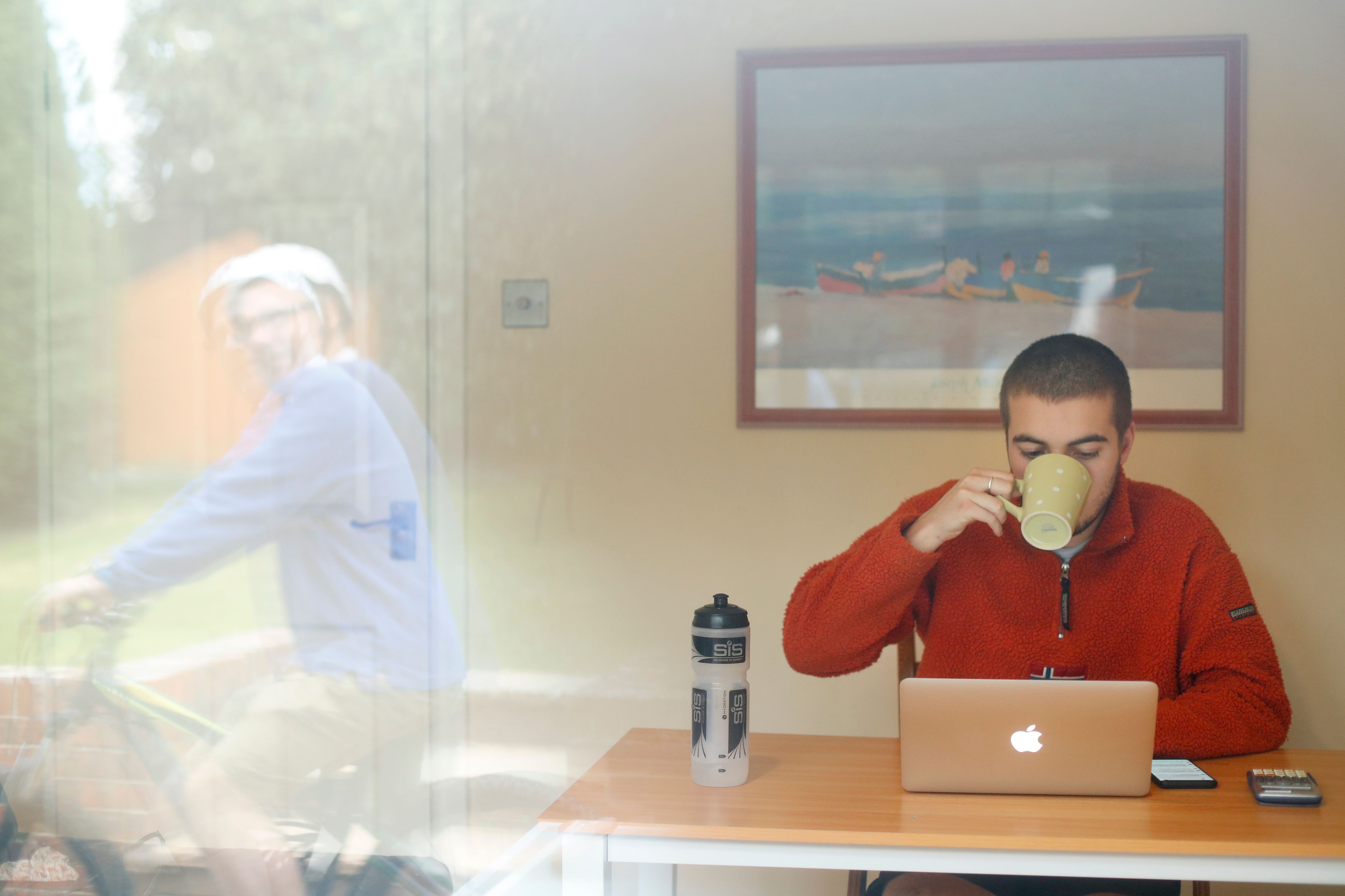 Seorang mahasiswa di London, Inggris menikmati teh saat belajar secara daring di rumah. Warga Inggris memilih teh untuk atasi stres