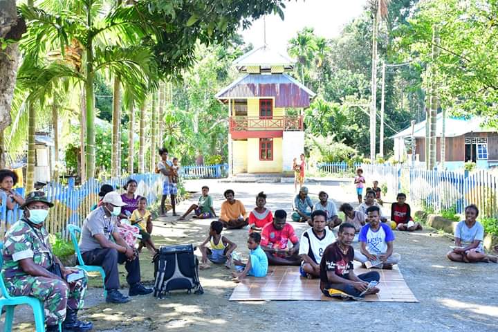 Warga Kampung Selpele Kabupaten Raja Ampat, Papua Barat mendapatkan sosialisasi tentang covid-19, Kamis (30/4/2020).