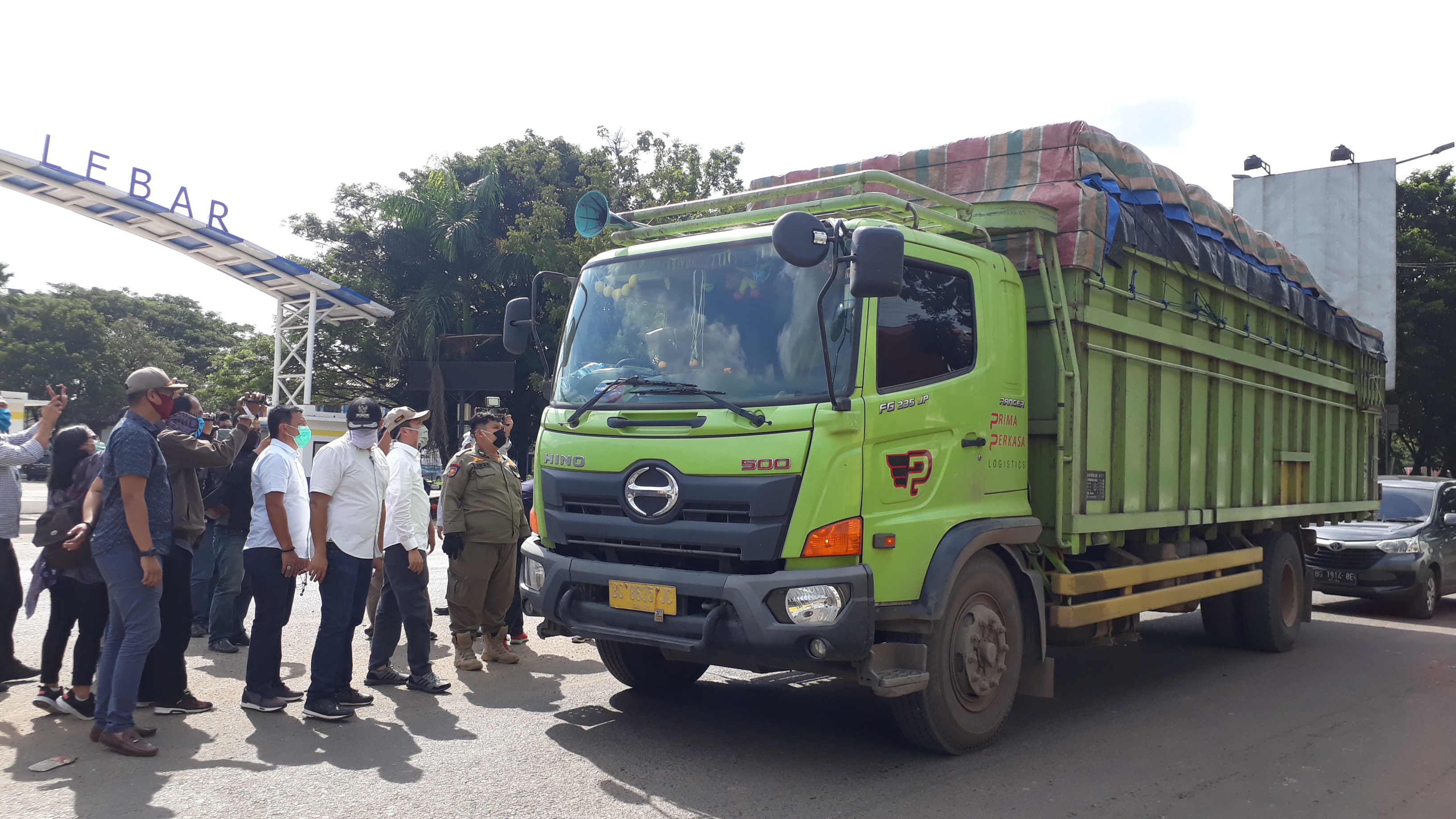 Sekda Palembang Ratu Dewa meninjau check point di Terminal Alang-Alang Lebar Palembang, dan mensosialisasikan larangan mudik.