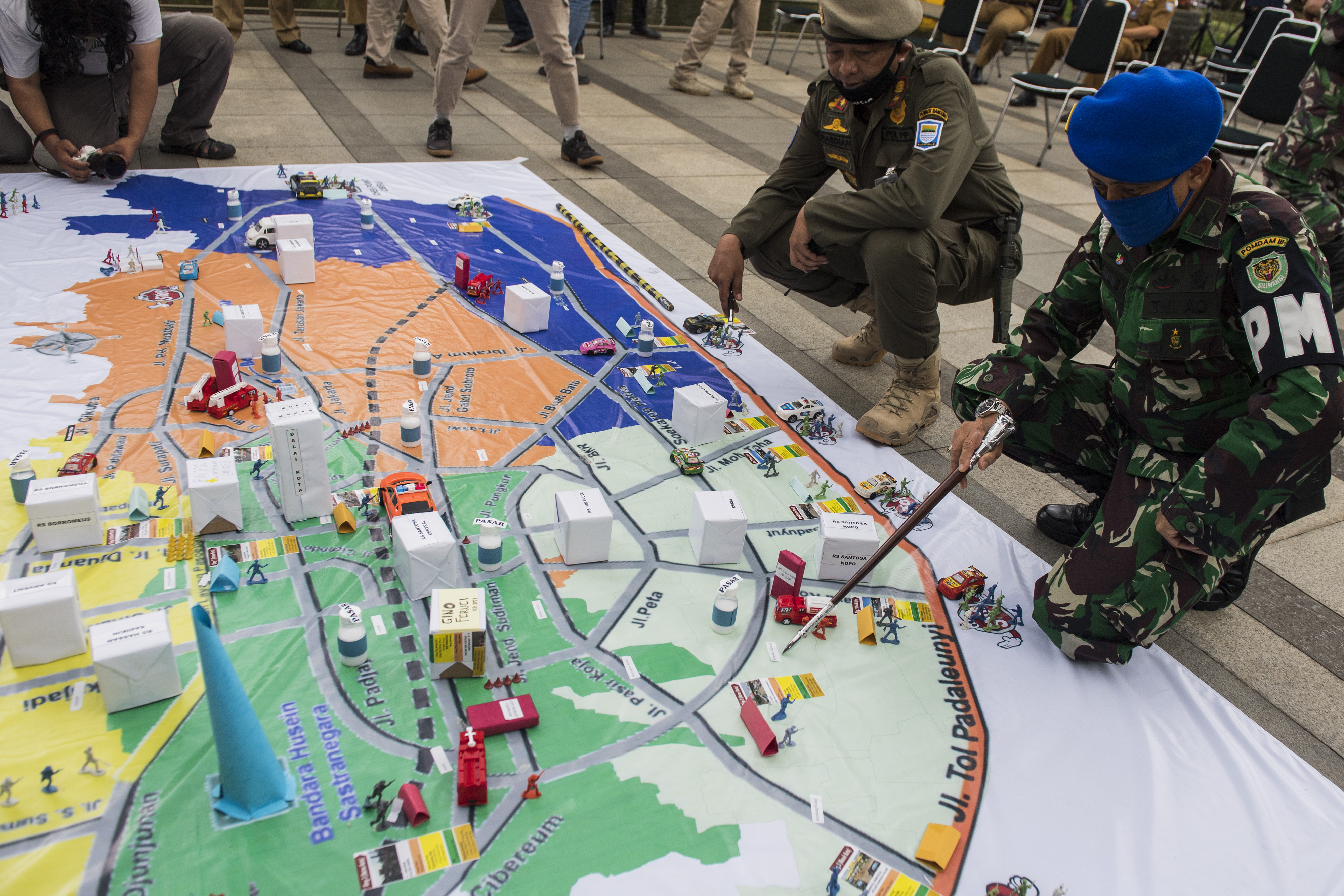 Komandan Detasemen Polisi Militer III/V Bandung Letkol CPM Harjono Pamungkas Putro bersama Kepala Satpol PP Kota Bandung Rasdian Setiadi.