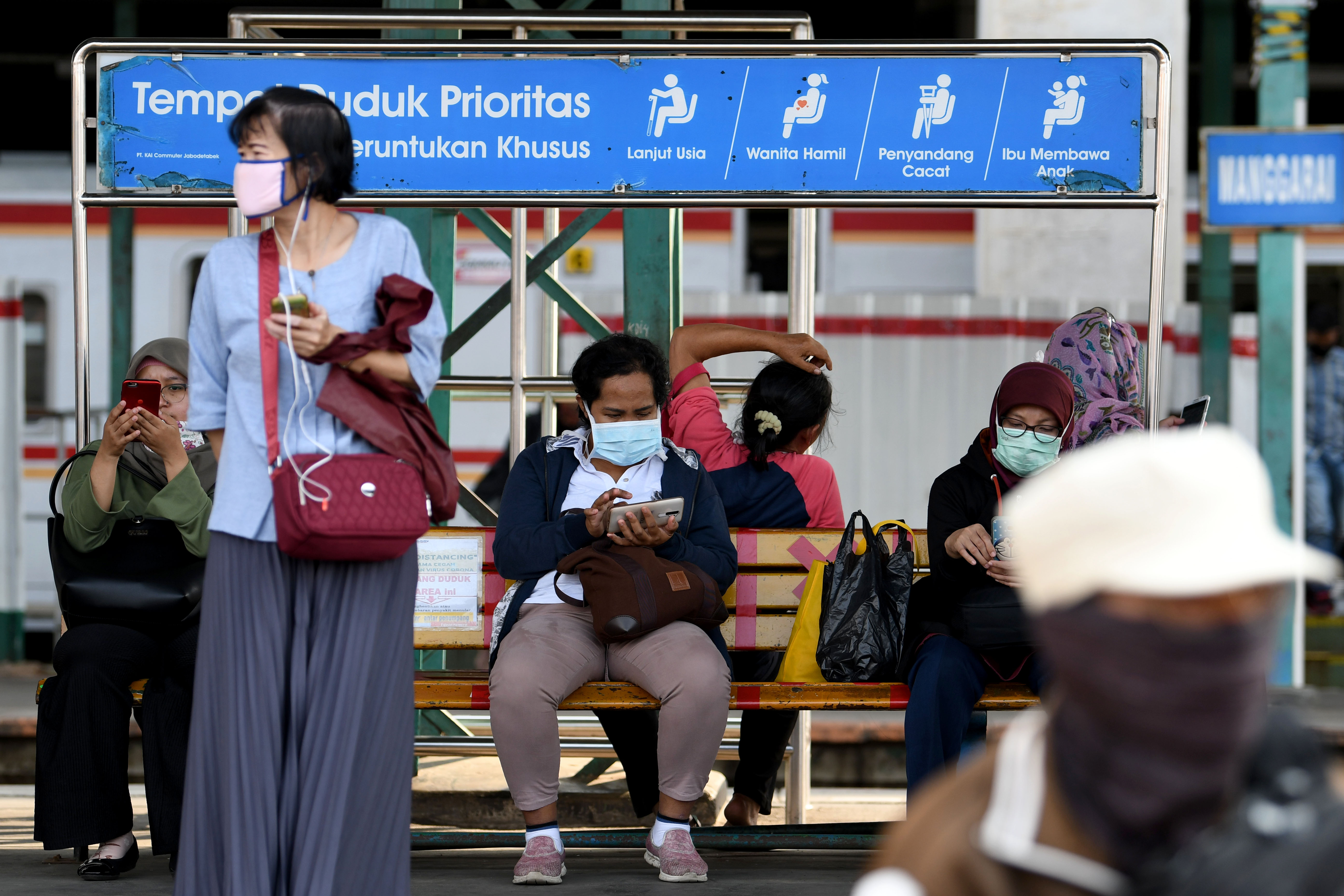 Sejumlah calon penumpang menunggu kedatangan kereta rel listrik (KRL) Commuterline di Stasiun Manggarai, Jakarta, Selasa (14/4). 