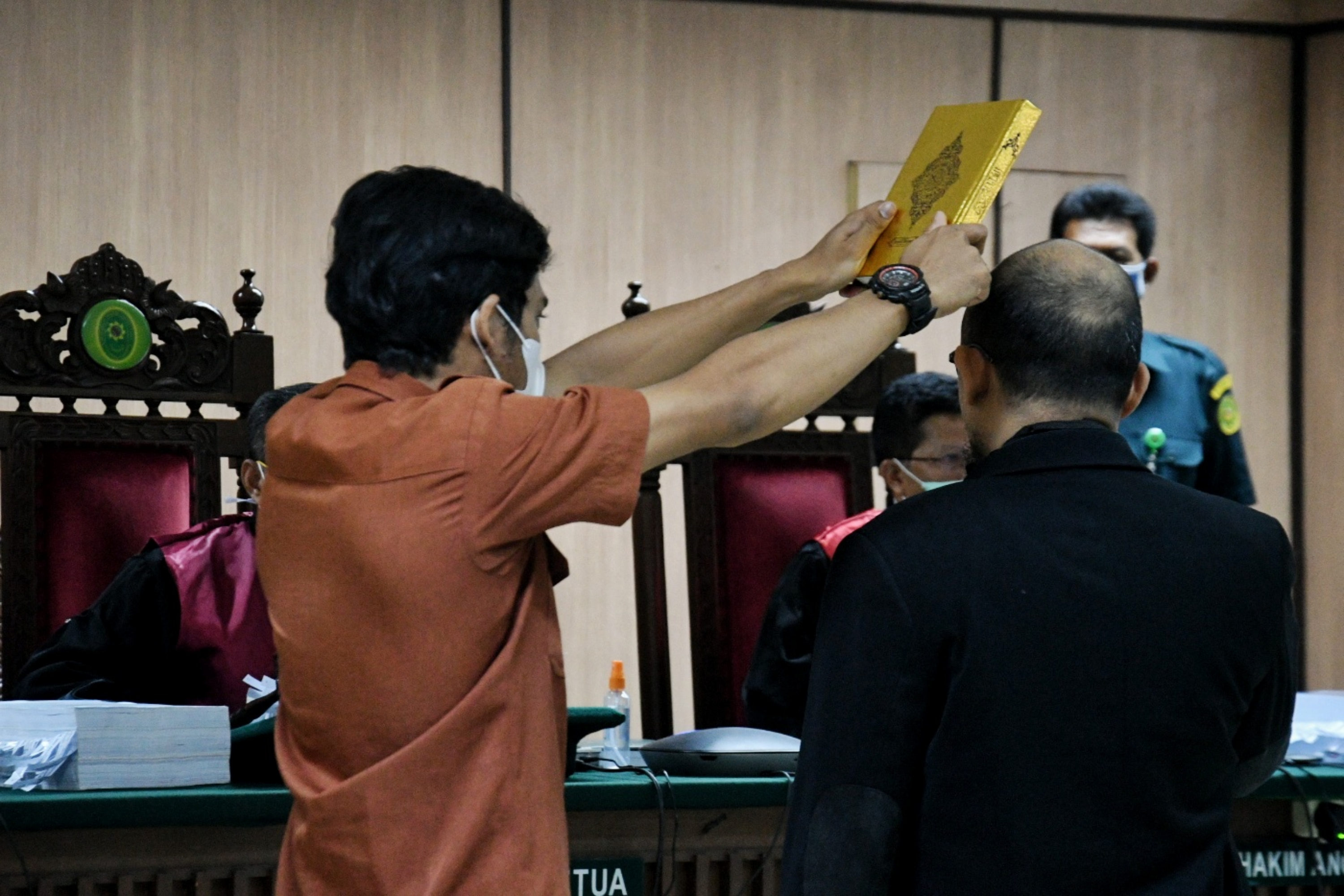 Penyidik senior Komisi Pemberantasan Korupsi (KPK), Novel Baswedan saat diambil sumpah sebelum memberikan kesaksian