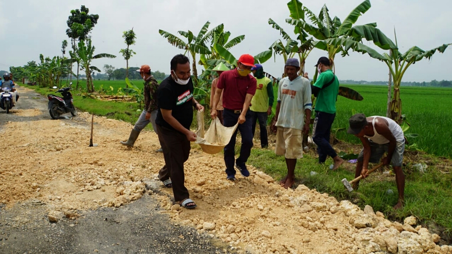 Warga bergotong royong membangun jalan rusak secara swadaya ruas ruas jalan Kunduran- Doplang, Blora, Senin (20/4/2020).