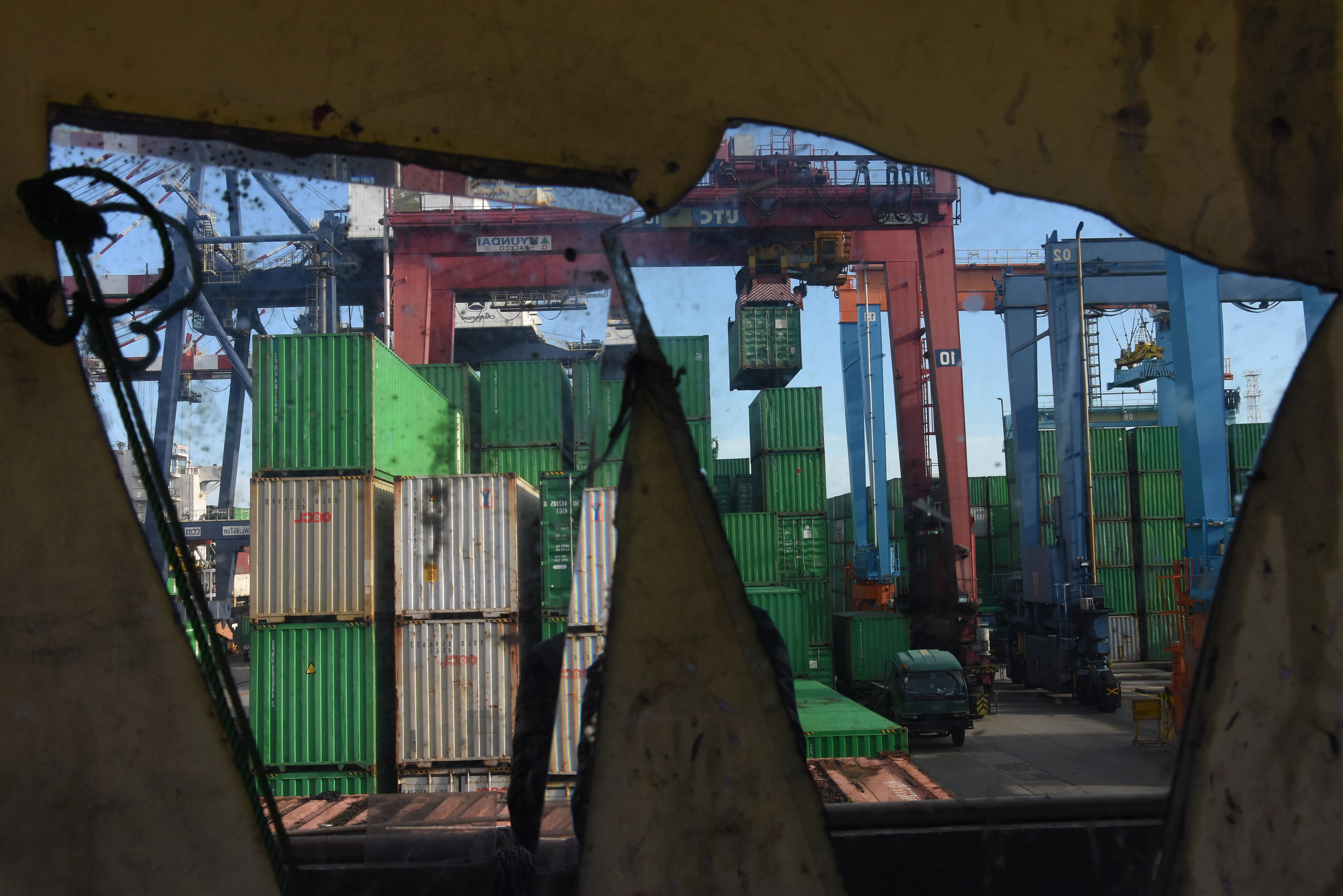 Suasana aktivitas bongkar muat peti kemas di Pelabuhan Tanjung Priok, Jakarta, Jumat (21/2/2020). 