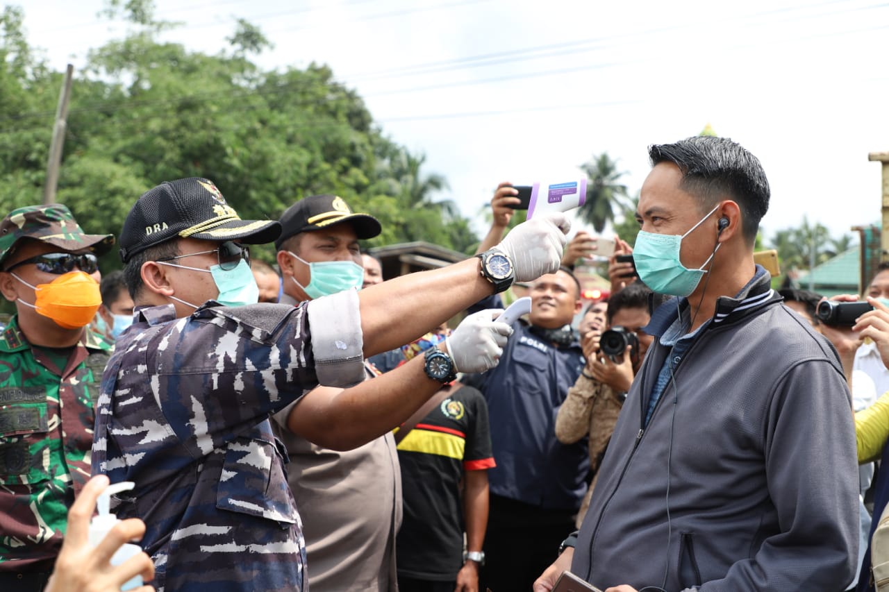 Pemerintah Kabupaten Musi Banyuasin memeriksa suhu pendatang yang baru tiba