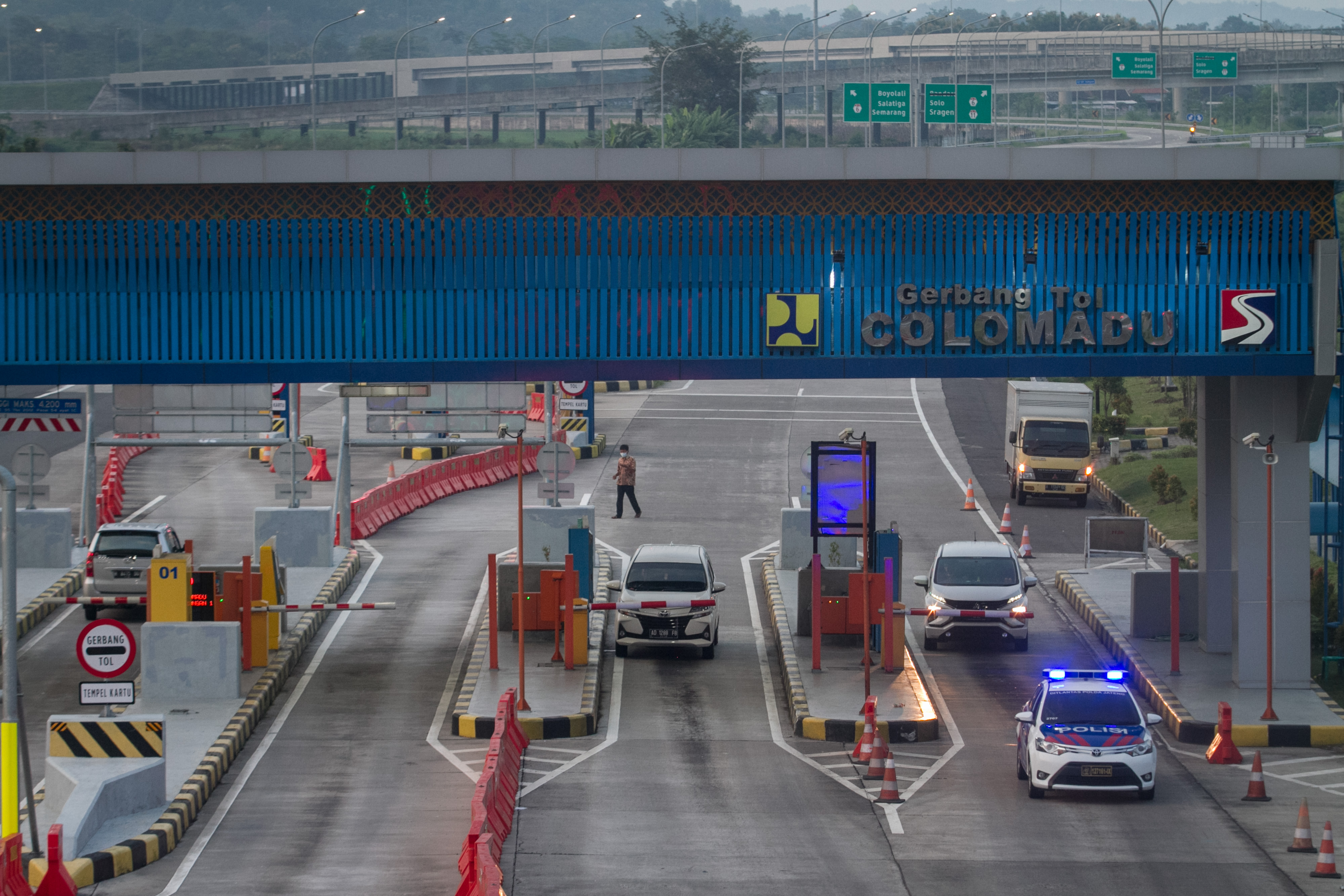 Kendaraan keluar tol melalui Gerbang Tol Colomadu, Karanganyar, Jawa Tengah, Selasa (21/4).