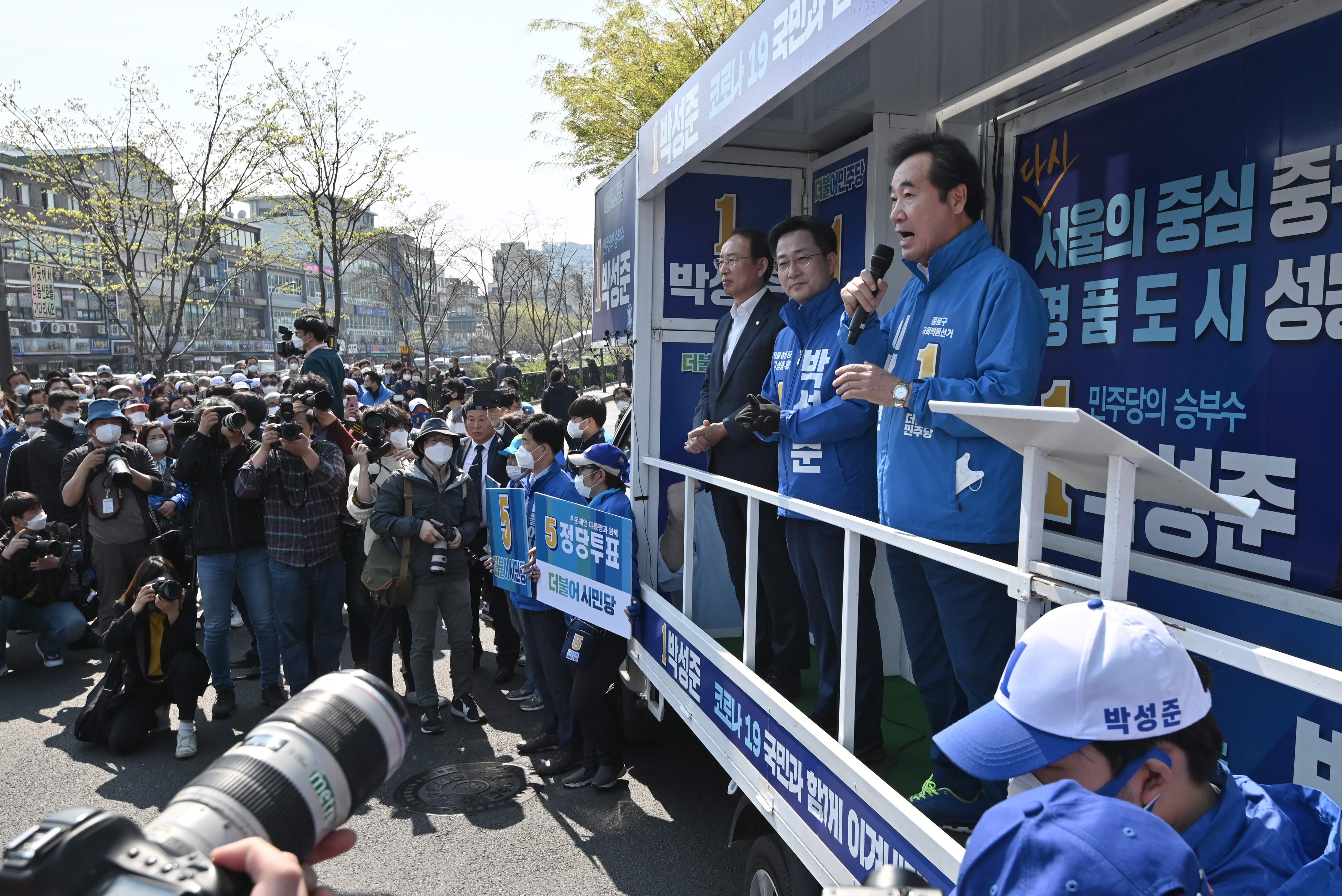 Seorang kandidat anggota DPR Korsel melakukan kampanye, Selasa (14/4).