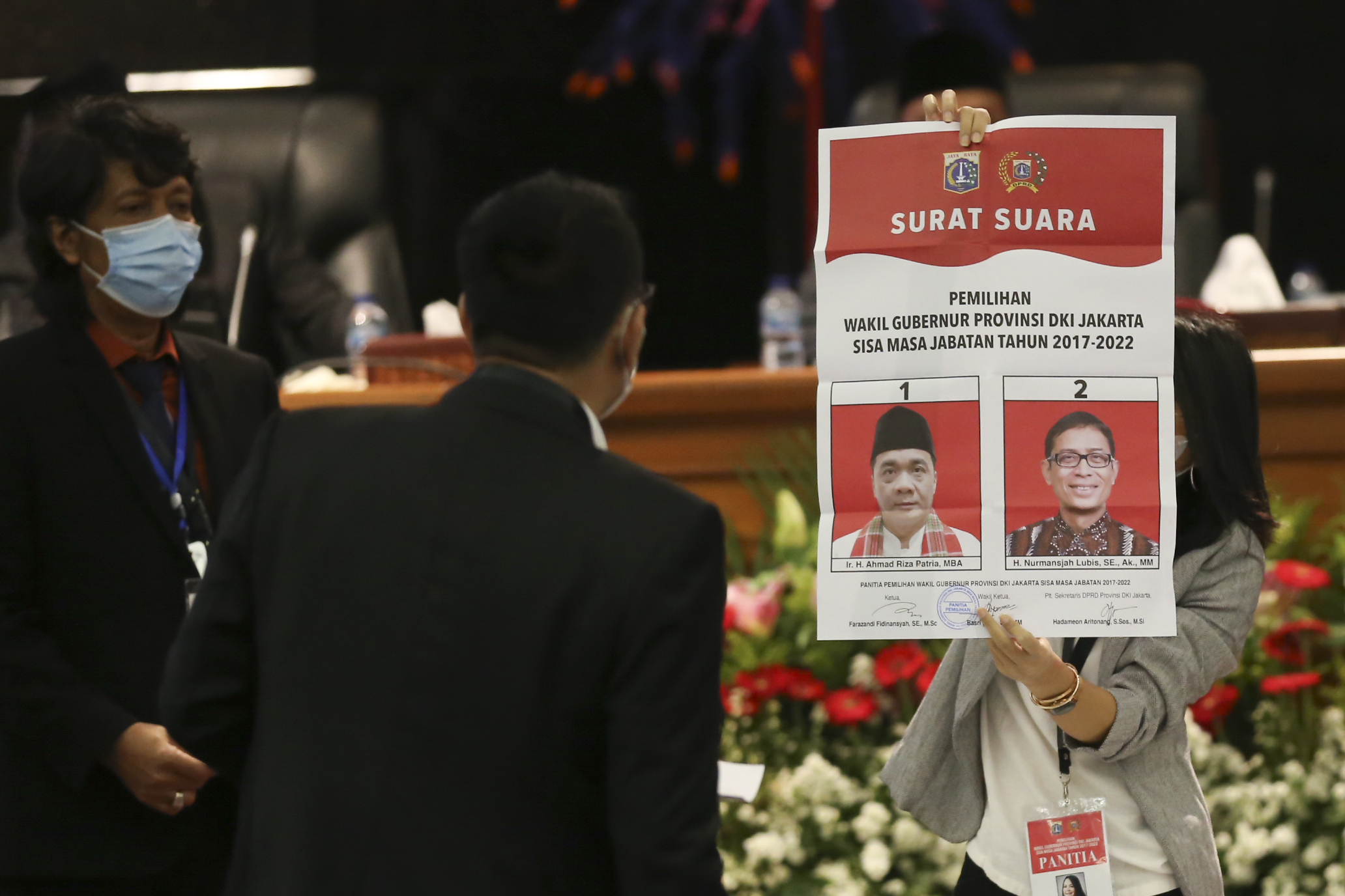 Petugas menghitung suara dalam pemilihan Wakil Gubernur DKI Jakarta, yang akhirnya memenangkan Ahmad Riza Patria dari Partai Gerindra.