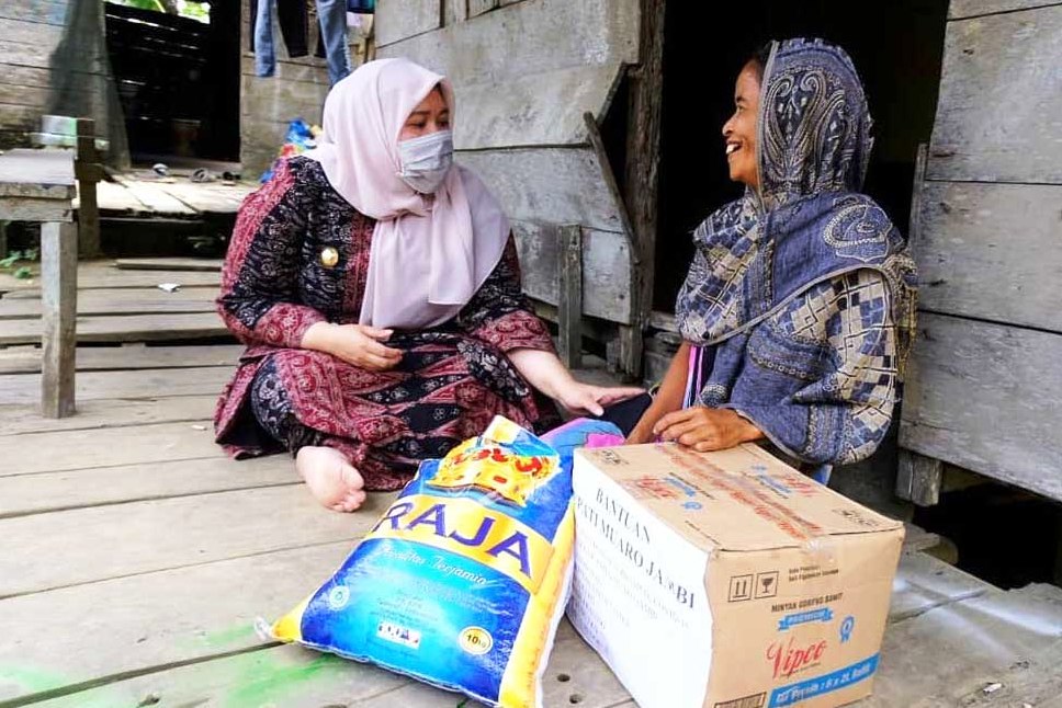 Bupati Muarojambi Hj. Masnah Busyro turun langsung membagikan bantuan kebutuhan pokok kepada warganya yang kesusahan akibat korona.