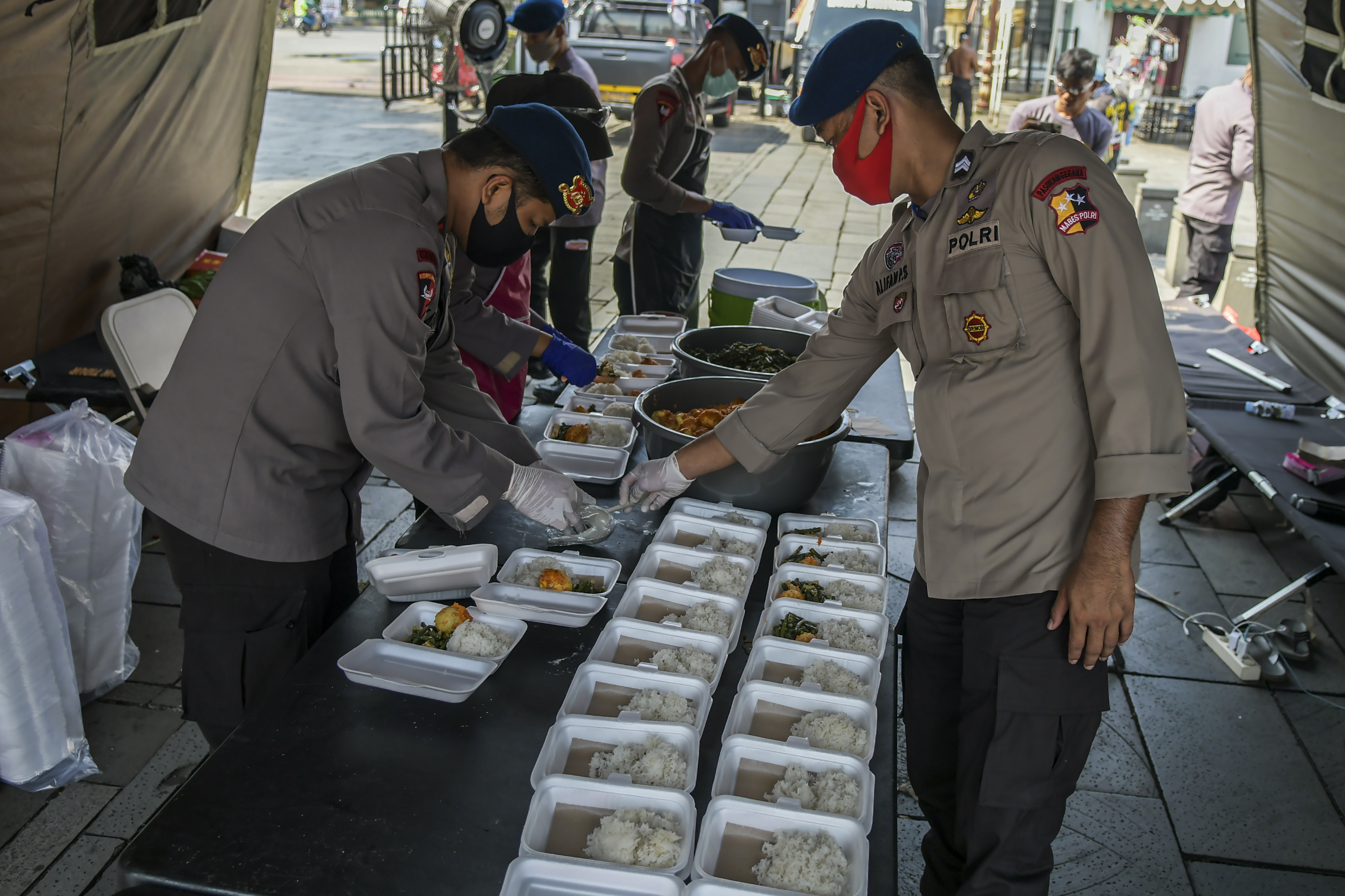 Ilustrasi--Petugas Kepolisian menyiapkan makanan di dapur umum di kawasan Kota Tua, Jakarta.