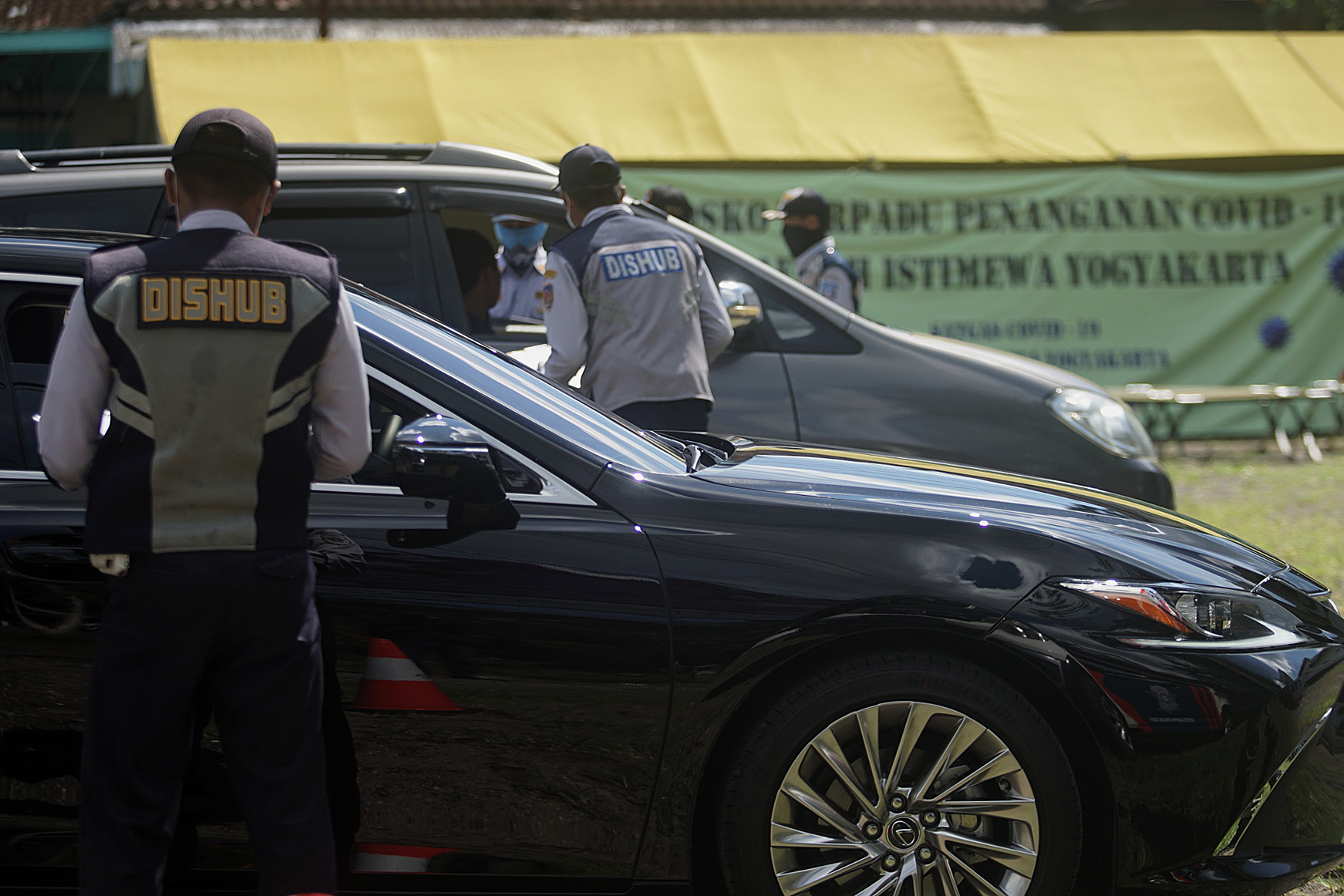 Petugas melakukan pendataan kendaraan yang hendak memasuki Yogyakarta.