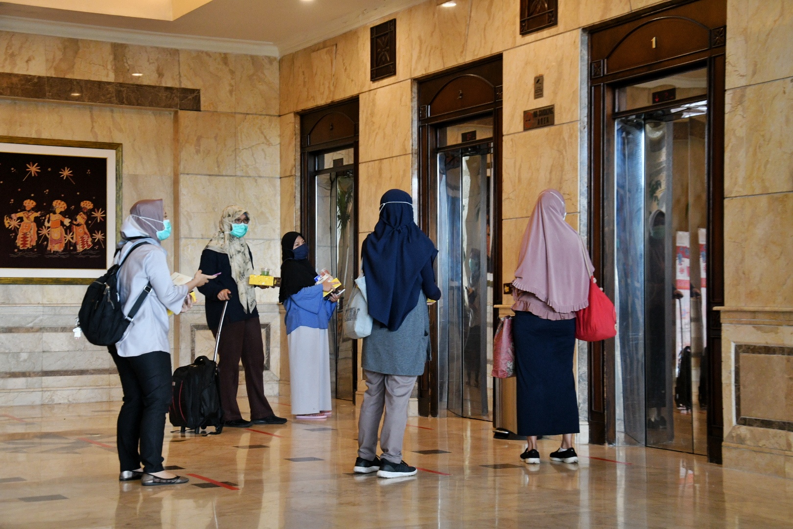 Tenaga medis yang menangani Covid-19 tiba di Hotel Grand Cempaka Business, Jakarta, Jumat (27/3).