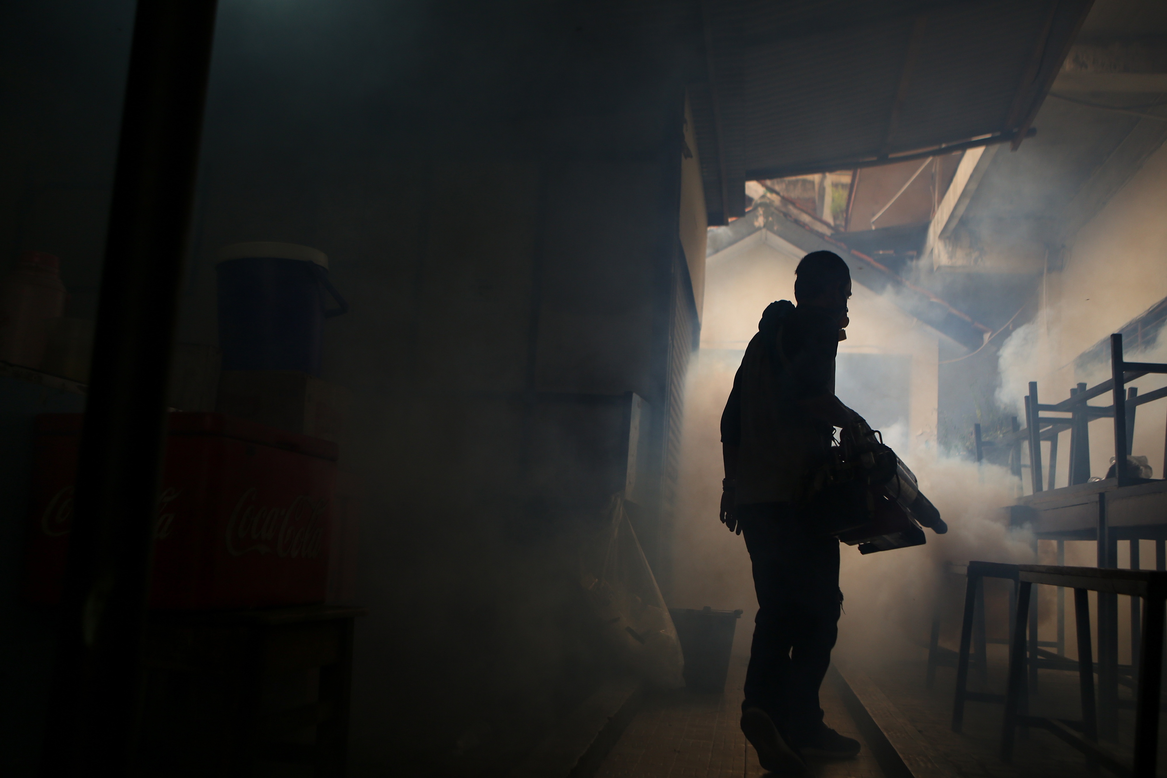Petugas melakukan fogging di Sukasari, Kota Tangerang, Banten, Kamis (23/4/2020). 