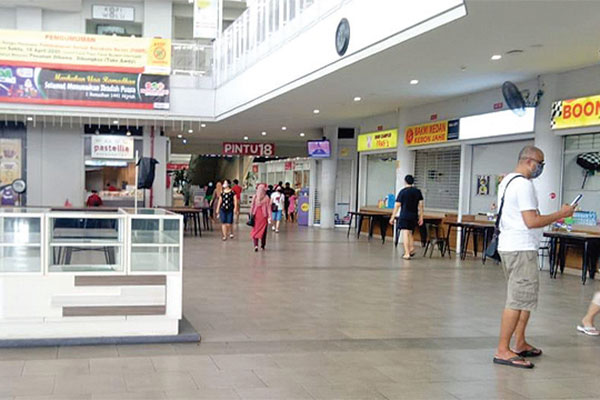Aktivitas warga berbelanja di Pasar Modern Intermoda BSD City, Tangerang Selatan