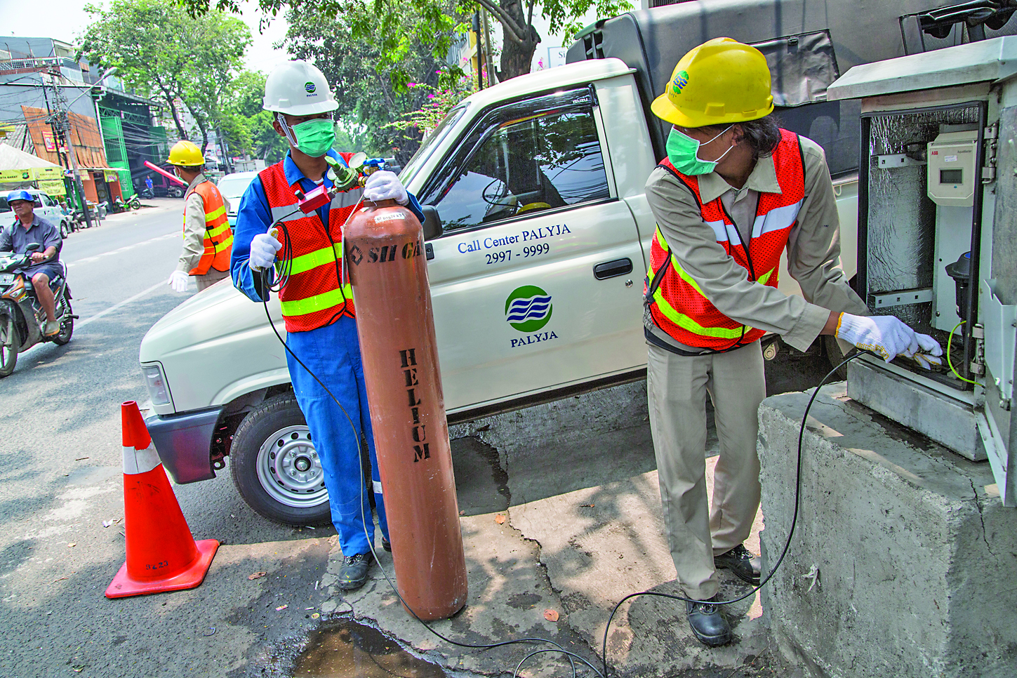 Petugas Palyja tengah mengecek kerusakan jaringan air