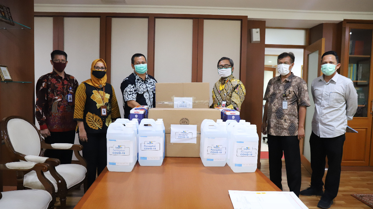 Penyerahan bantuan oleh Kepala Kantor Cabang Utama Jakarta, Ariyandi, dan Senior Manager PKBL, Kuspriyani.