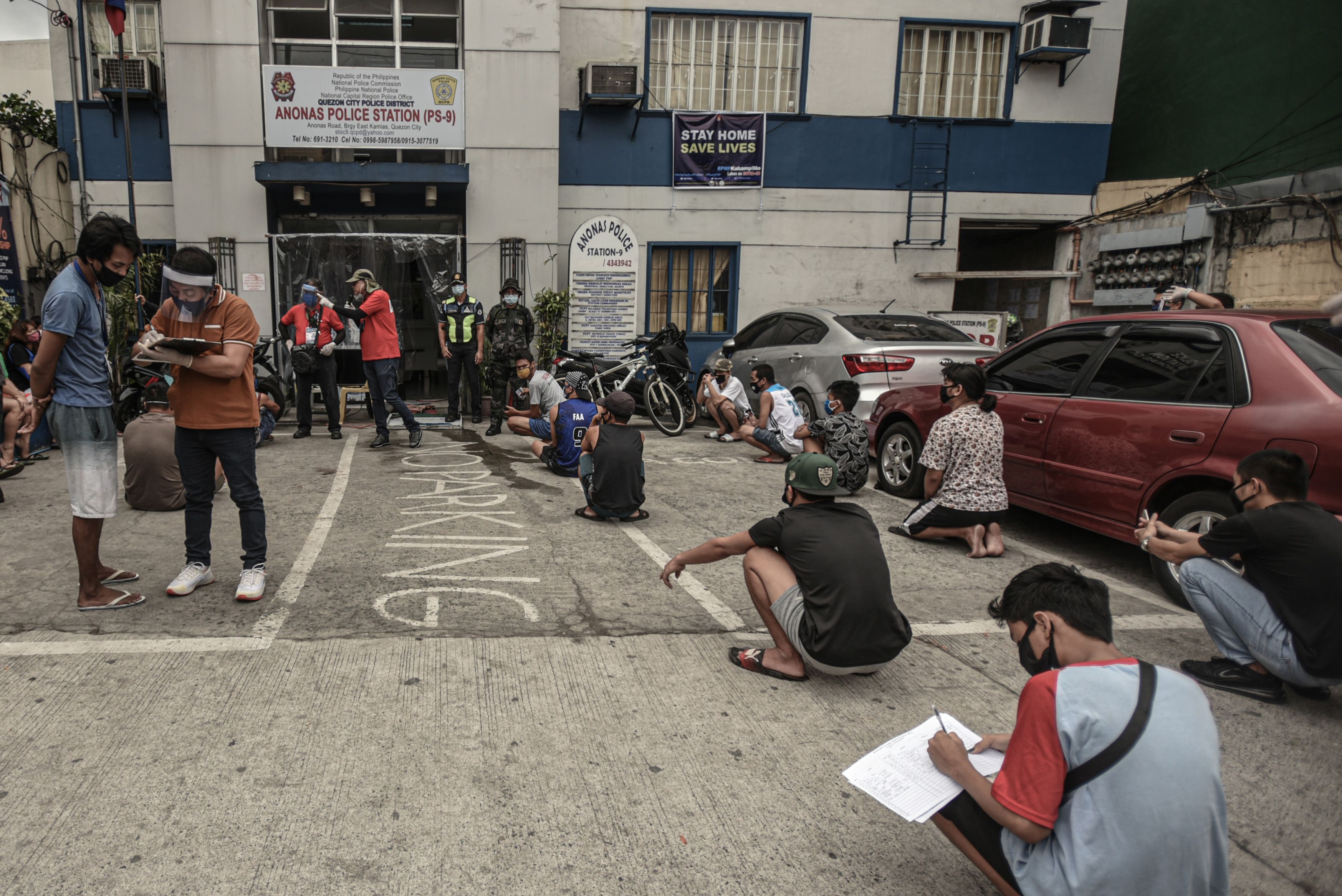 Sejumlah orang yang melanggar aturan social distancing didata di katr polisi Quezon City, Manila, Filipina, Selasa (14/4).
