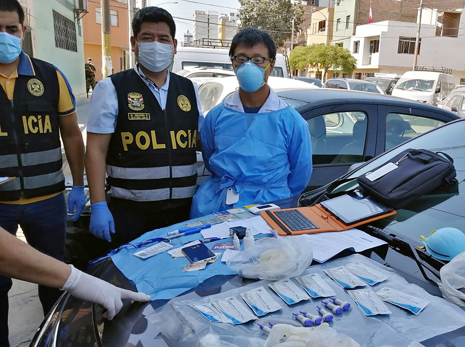 Polisi memperlihatkan warga Tiongkok Zhang Tianxing (kanan) bersama barang bukti alat rapid test covid-19.