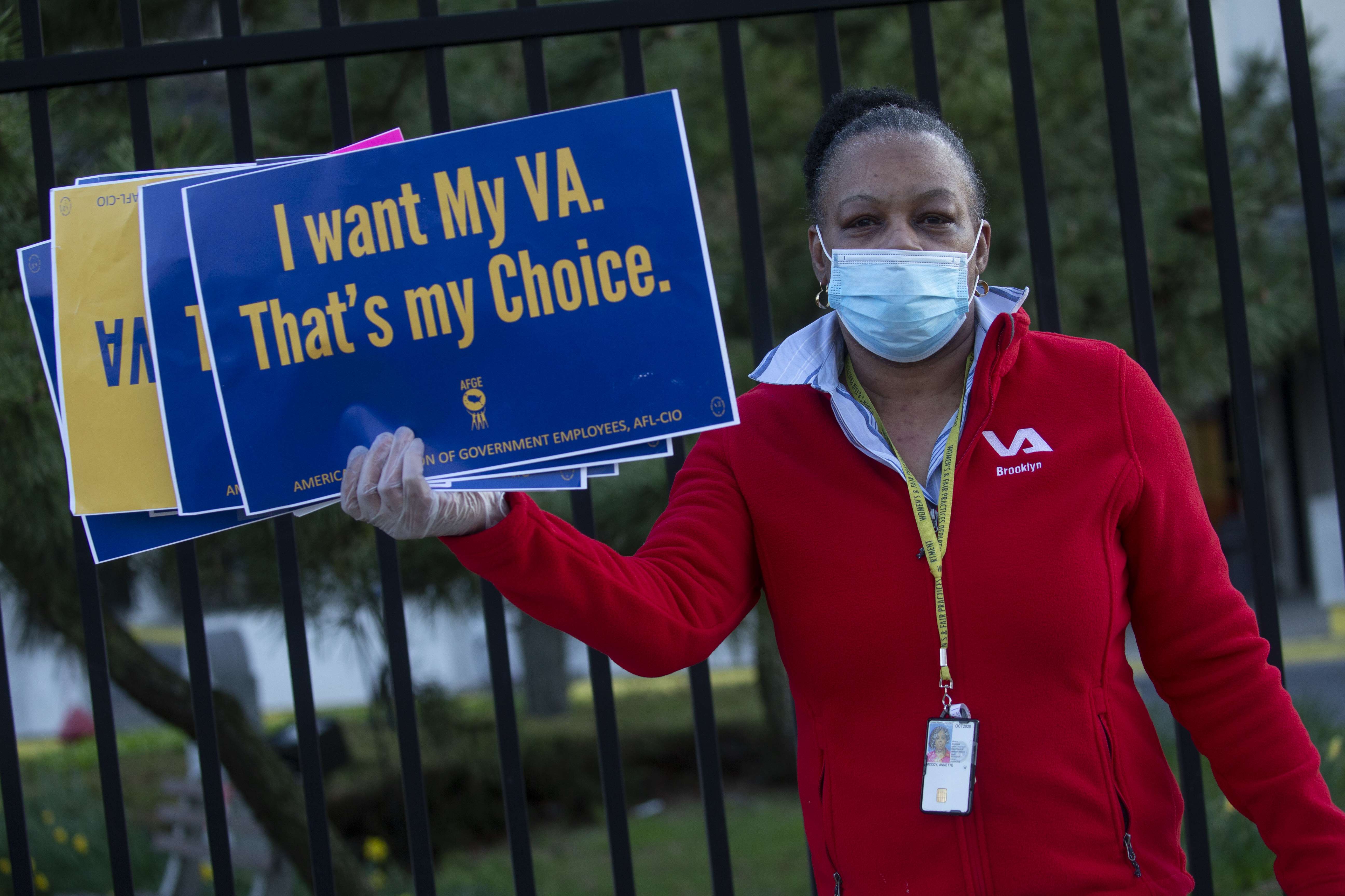 Para perawat di Brooklyn New York memprotes kurangnya alat pelindung diri (APD) untuk pekerja garis depan, Senin (6/4).