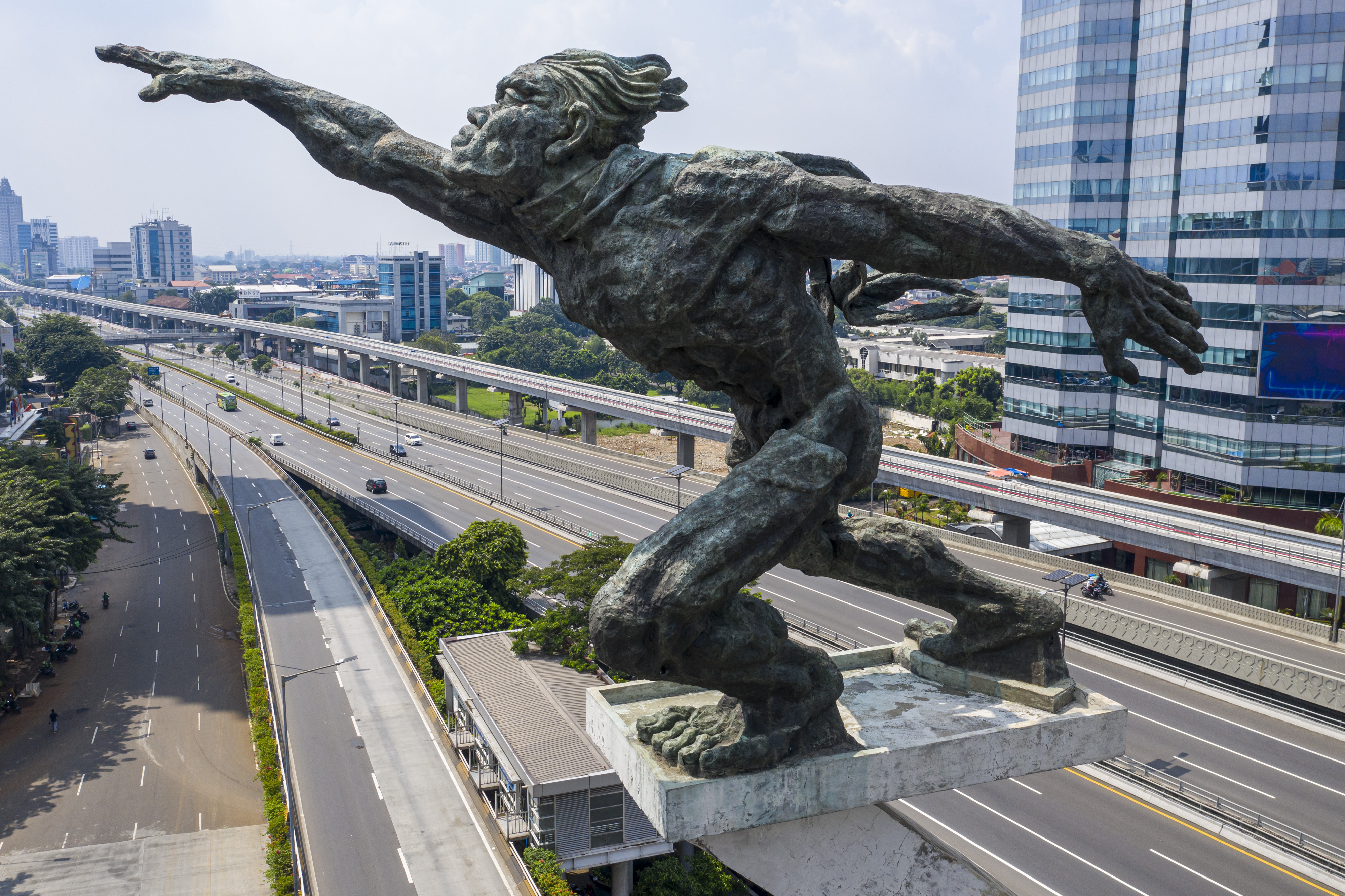 Arus lalu lintas saat PSBB di Jakarta, Minggu (12/4