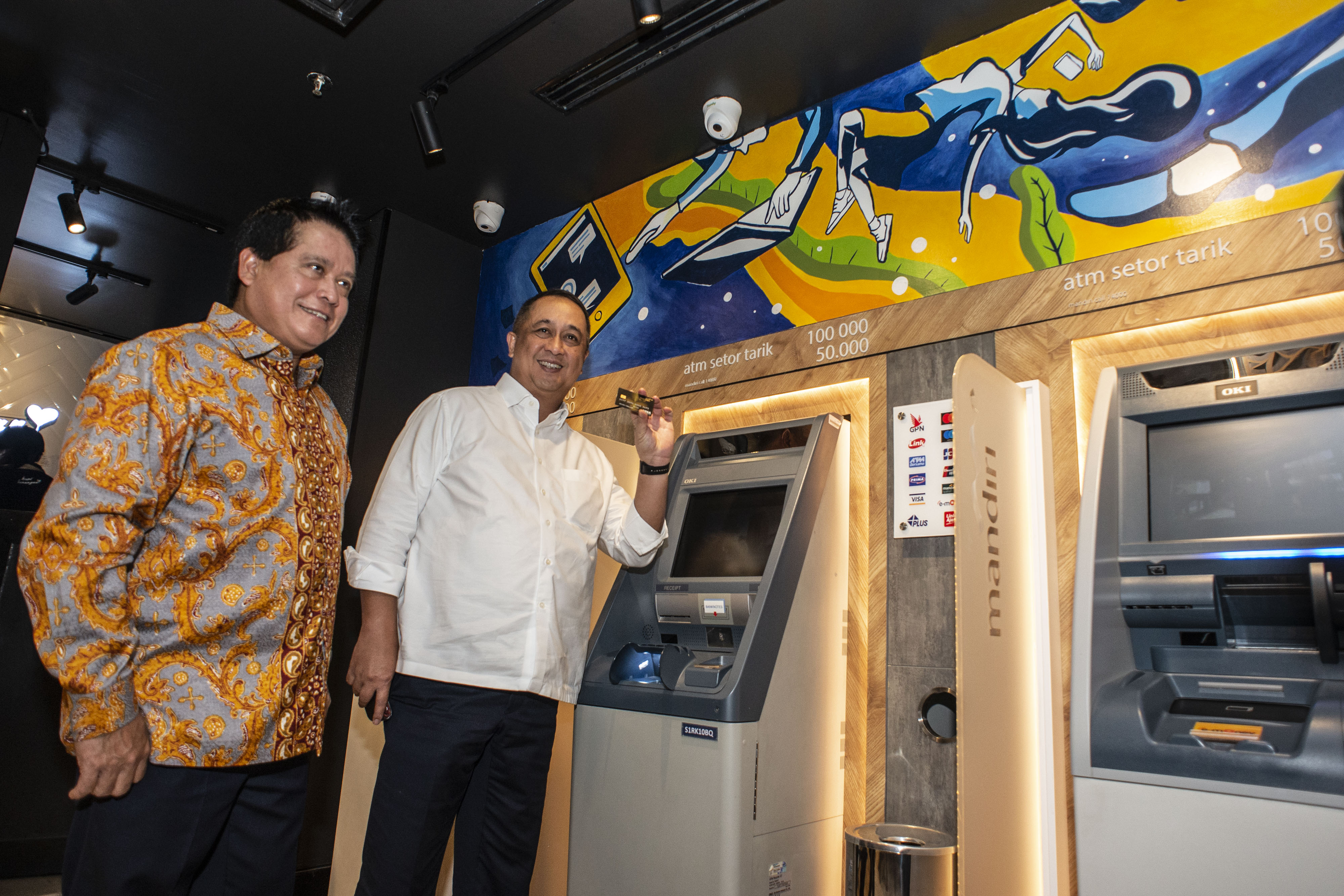 Direktur Utama Bank Mandiri Royke Tumilaar (kanan) bersama Wakil Direktur Utama Hery Gunardi. 