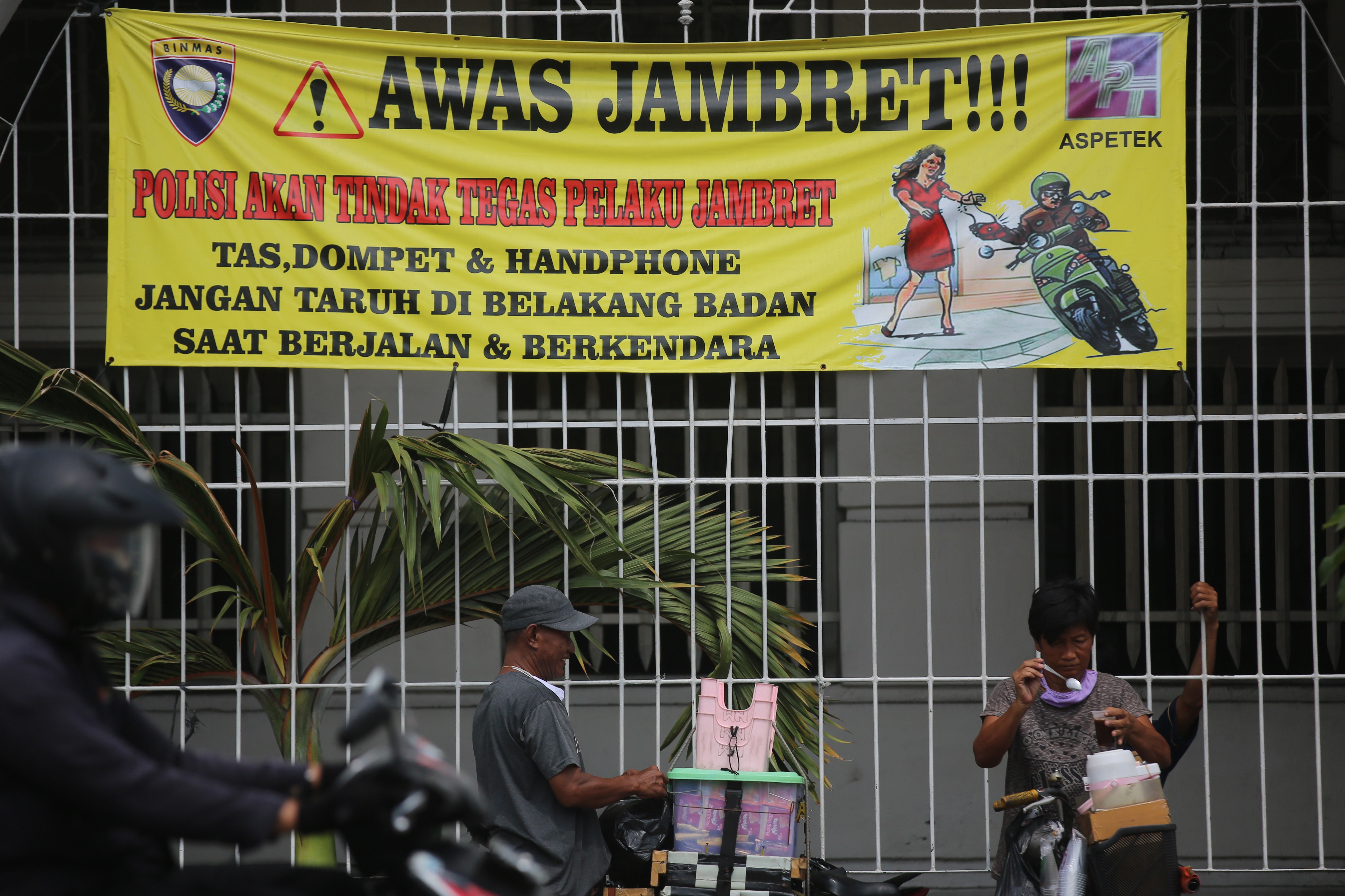 Spanduk imbauan waspada terhadap aksi kejahatan jambret di kawasan Kota Tua, Jakarta, Sabtu (18/4/2020).