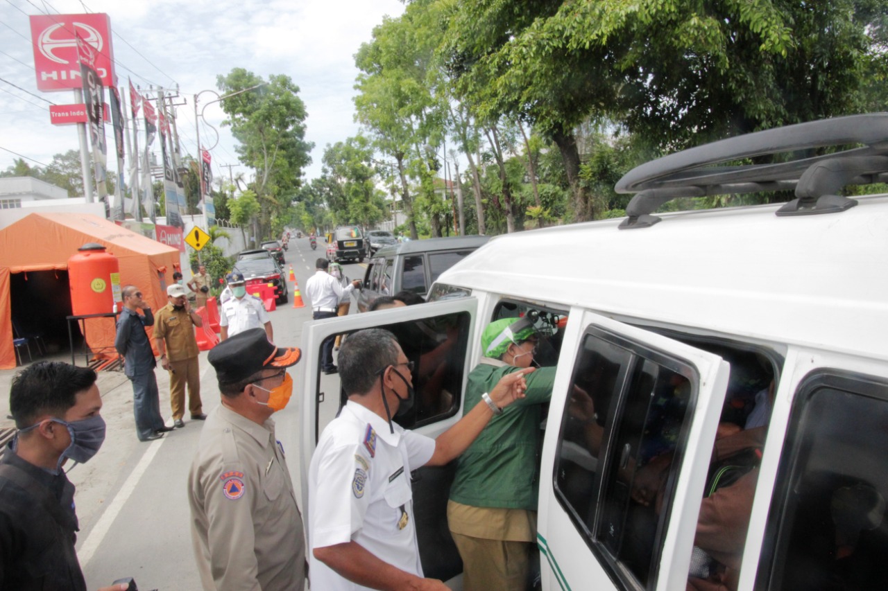 Kendaraan dan penumpangnya yang akan masuk Kota Pematangsiantar diperiksa suhu tubuhnya 
