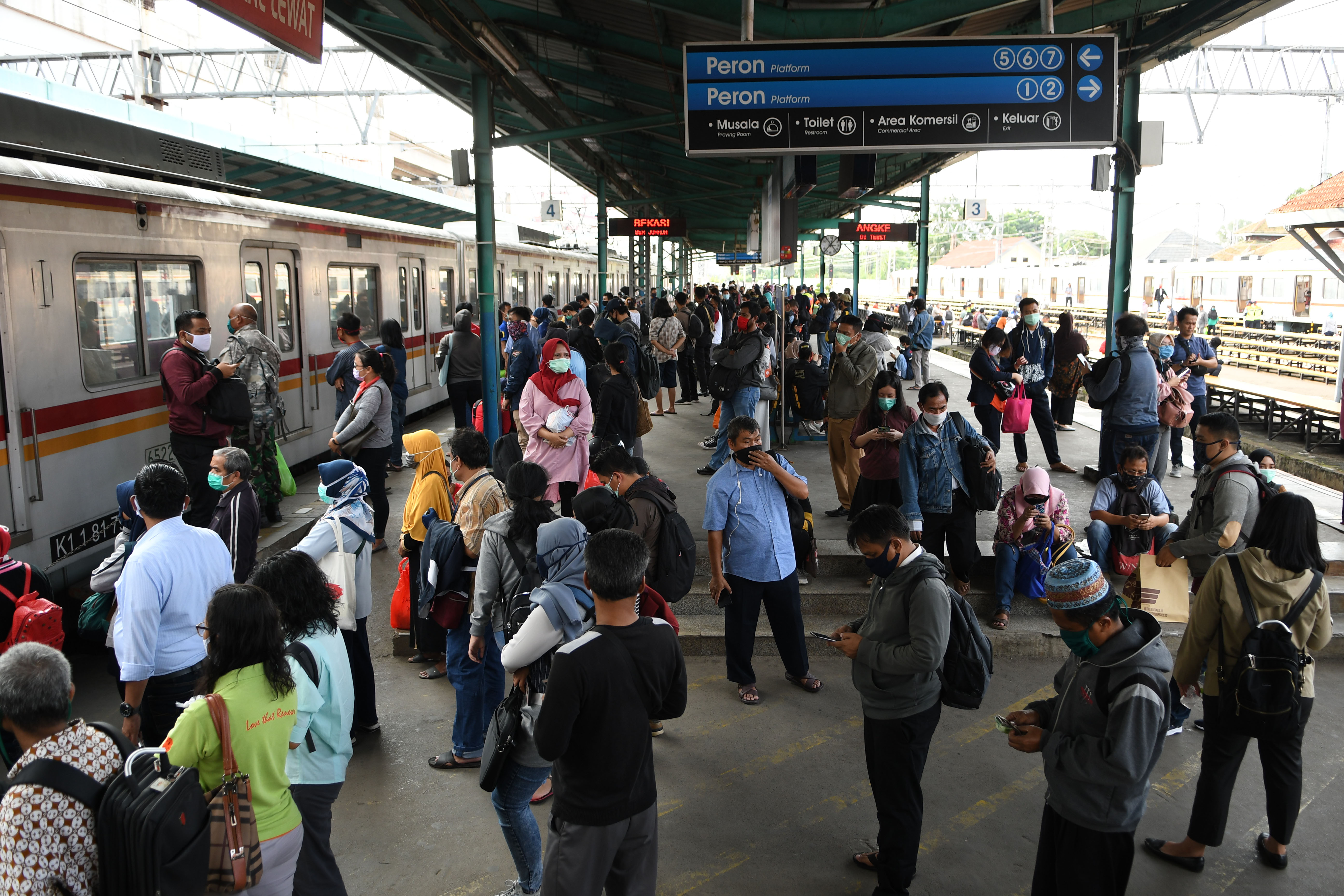 Stasiun Manggarai masih dipenuhi penumpang pada Selasa (14/4) meskipun PSBB telah diterapkan.