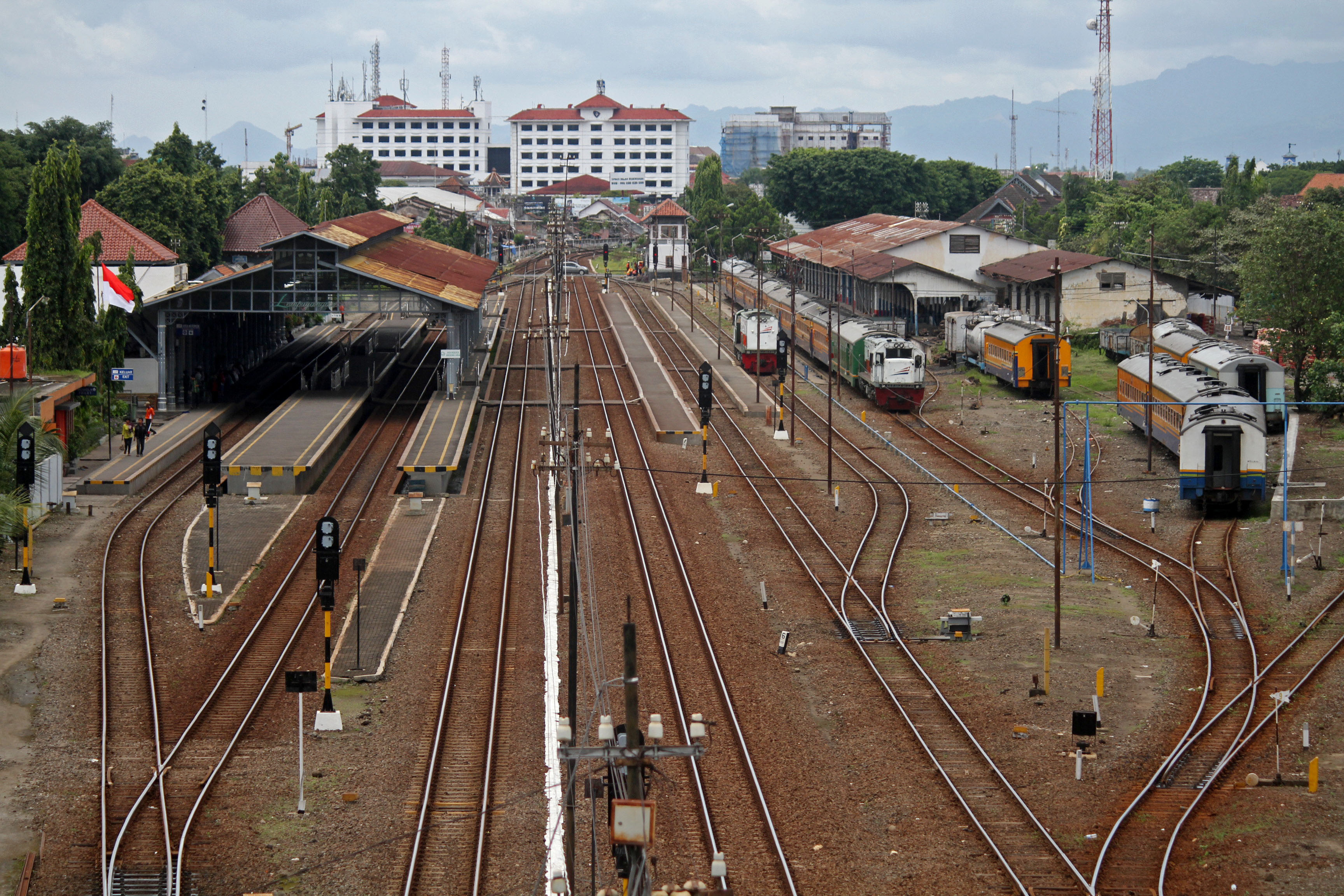 Suasana Stasiun Lempuyangan, Yogyakarta, yang didirikan pada 2 Maret 1872.