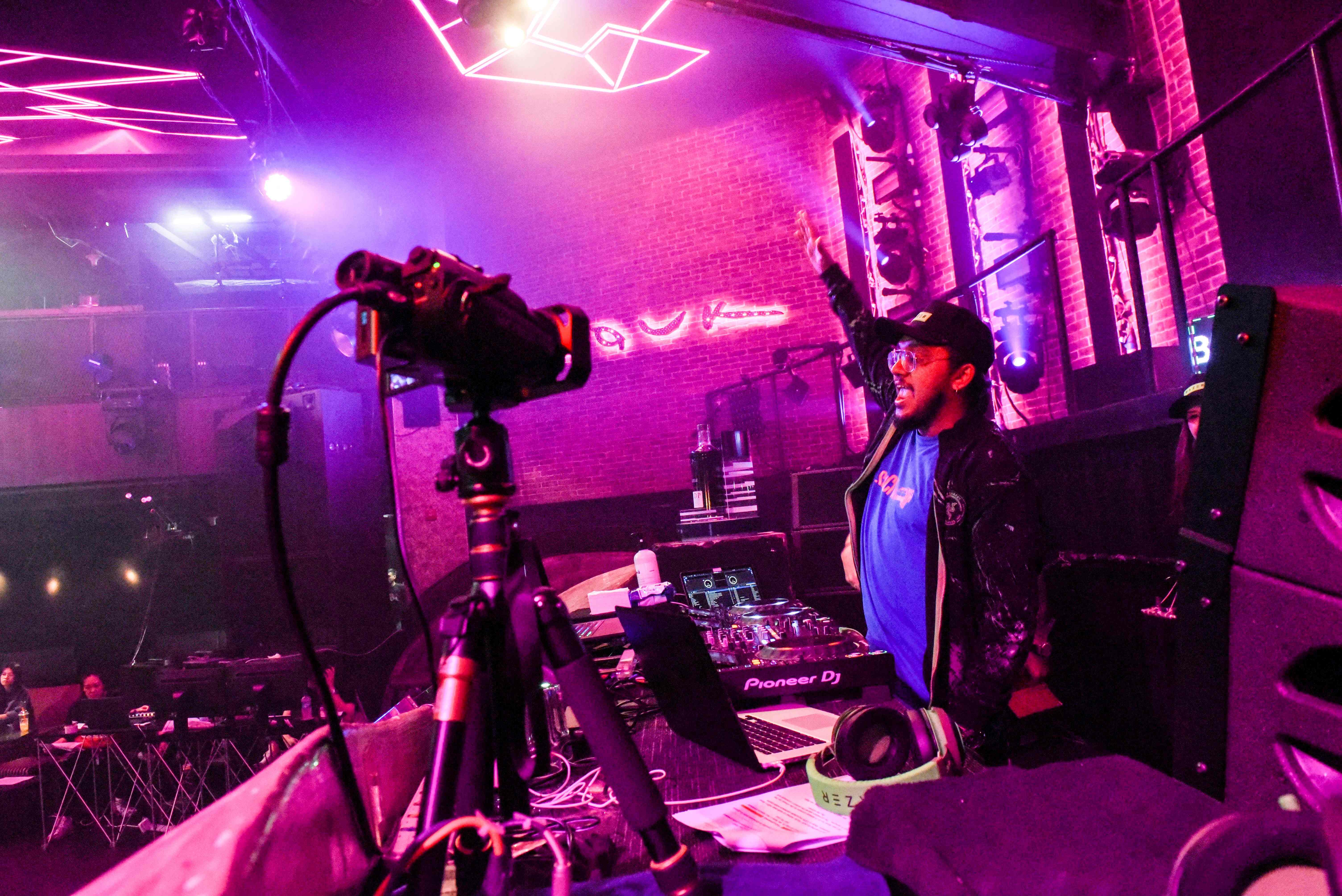 DJ Nash D saat tampil secara streaming di hadapan para penggemar clubbing di Singapura.