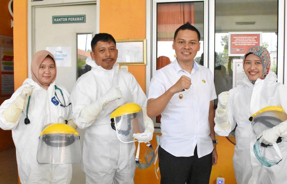 Wakil Bupati Tegal Sabilillah Ardie bersama tenaga medis di Kabupaten Tegal