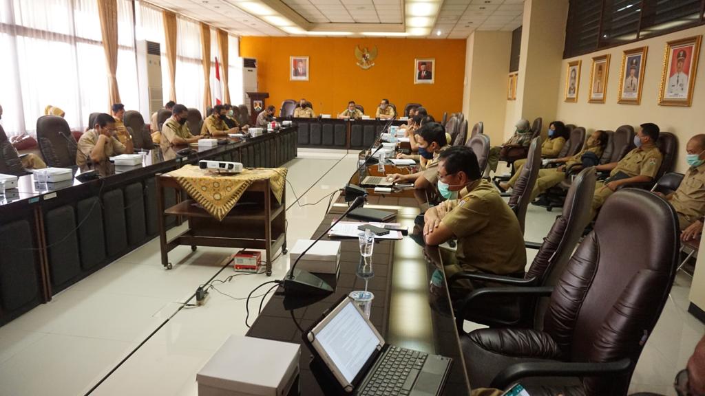  Rapat Koordinasi Realokasi dan Refocusing Anggaran Penanganan Covid-19 dan Efisiensi APBD 2020 di kantor Wali Kota Magelang.