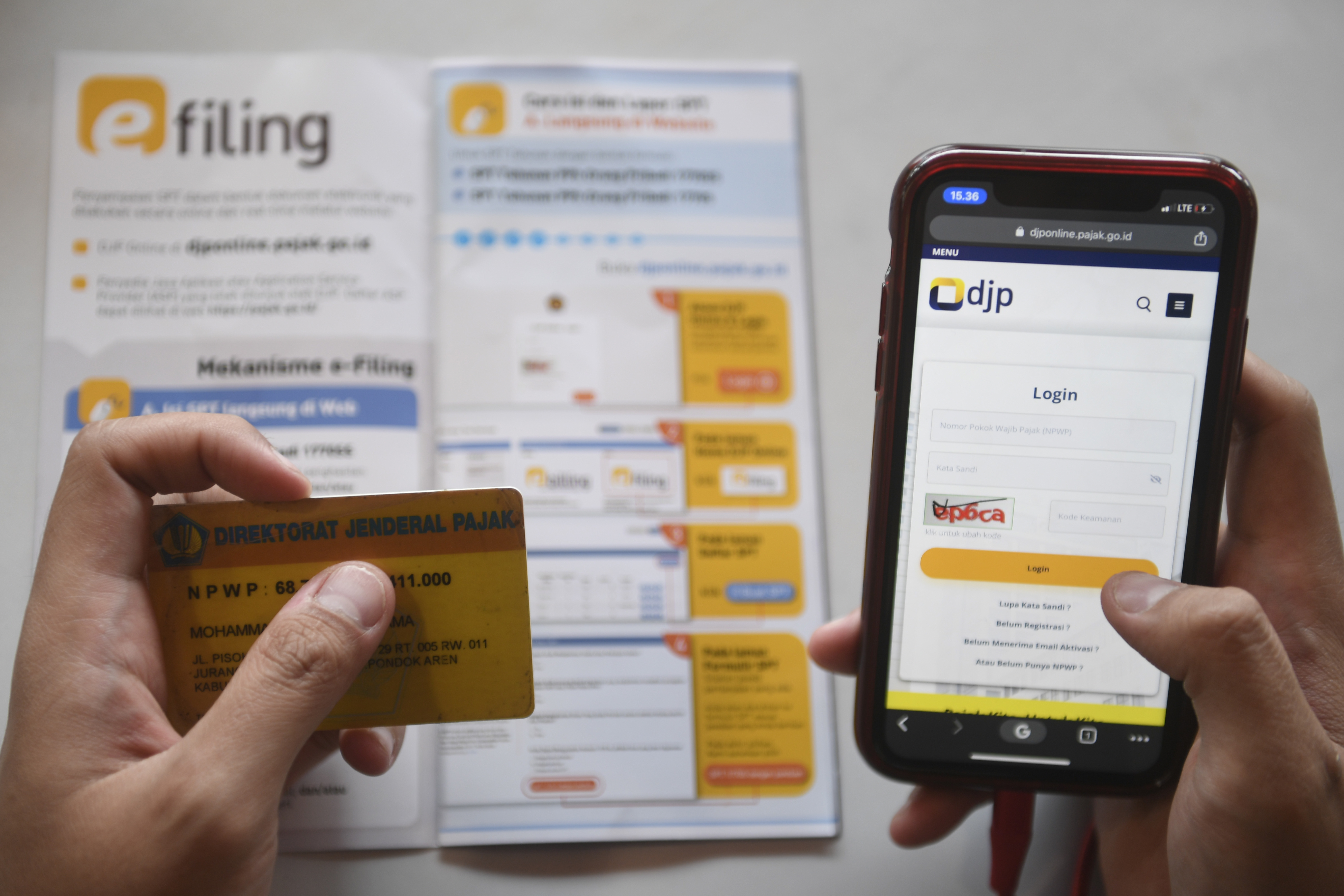 Wajib pajak melaporkan Surat Pemberitahuan (SPT) Tahunan Pajak 2019 secara online menggunakan gawai di Tangerang Selatan, Banten.