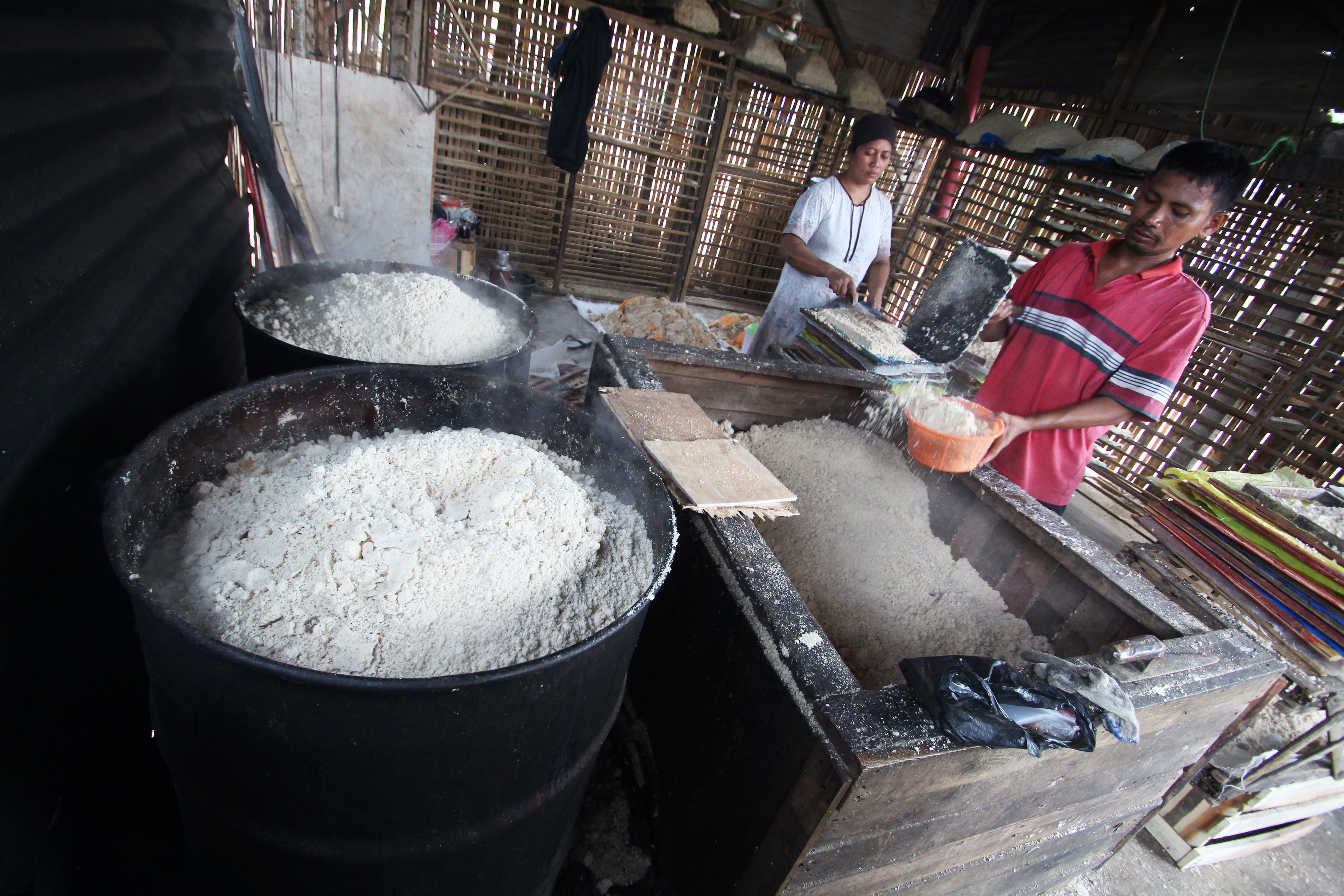Pekerja menyelesaikan proses pembuatan oncom di Cikokol, Kota Tangerang, Banten.