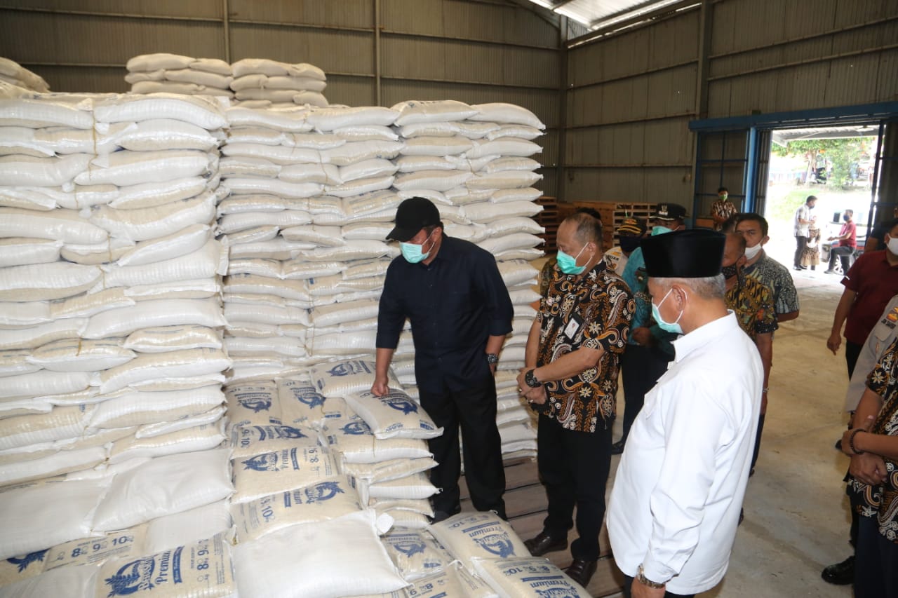 Gubernur Sumatra Selatan Herman Deru (kiri) mengecek ketersediaan beras di gudang Bulog di Palembang, Sumatra Selatan, kemarin.