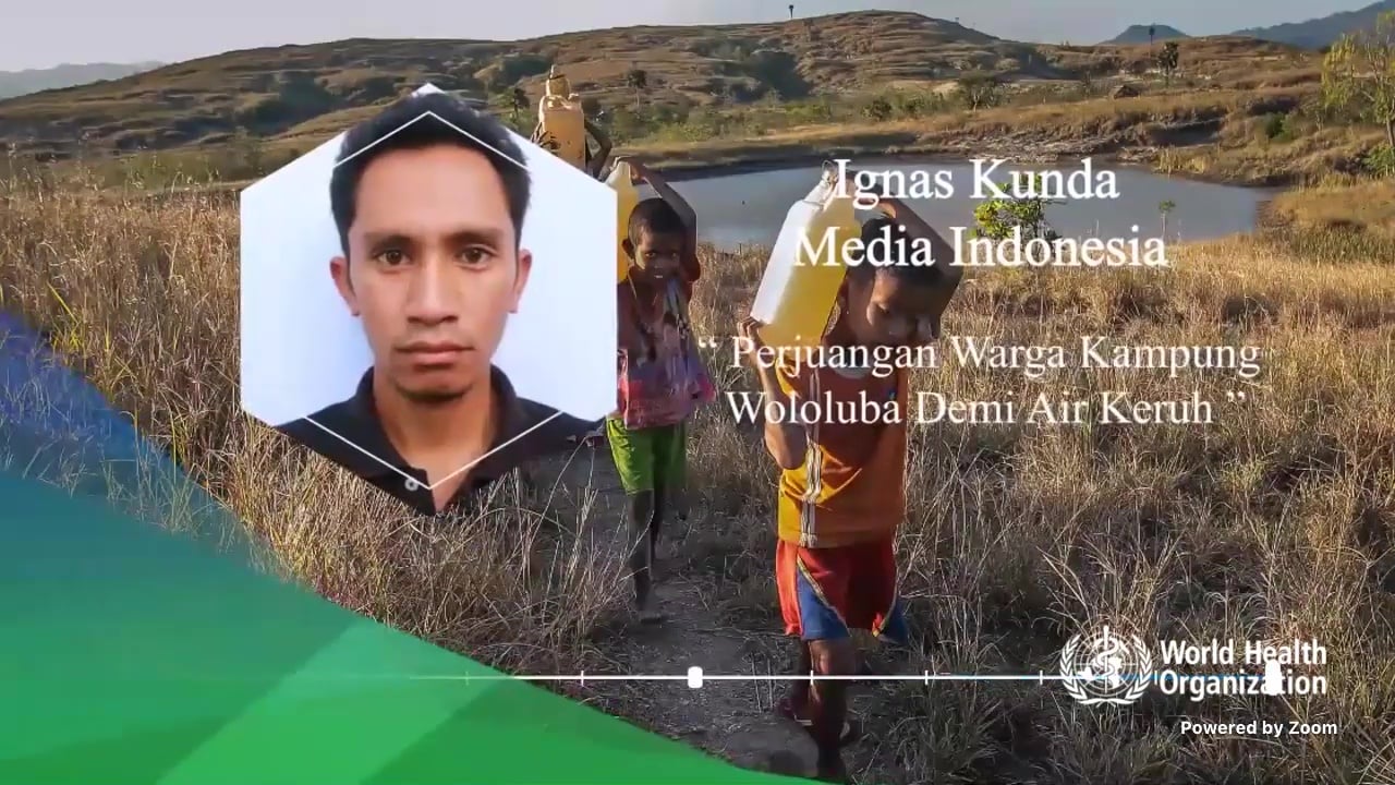 Ignas Kunda dan karyanya yang menjadi pemenang utama dengan judul karya Perjuangan Warga Kampung Wololuba Demi Air Keruh.